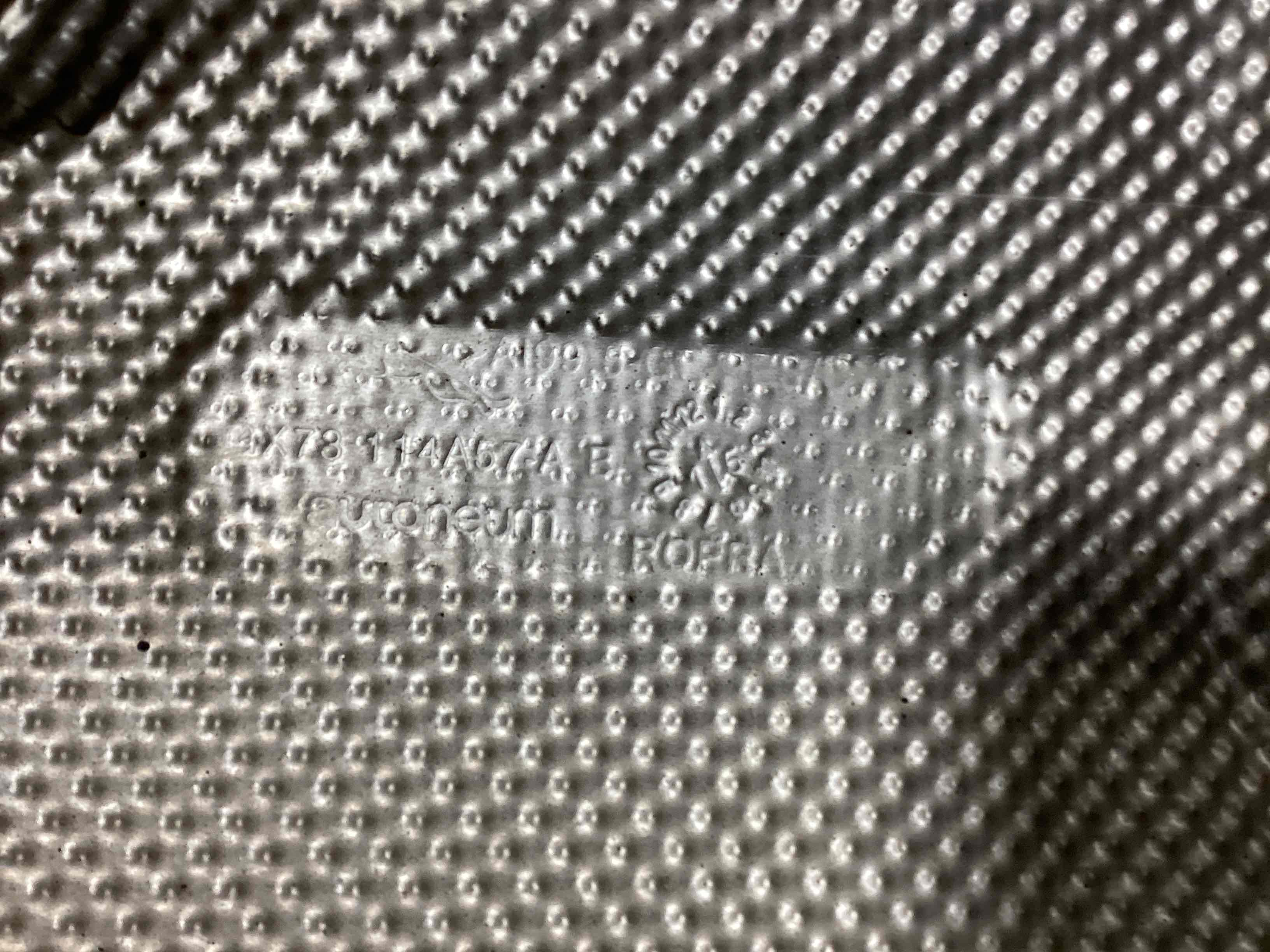 Теплоекран, пластикові ізолятори