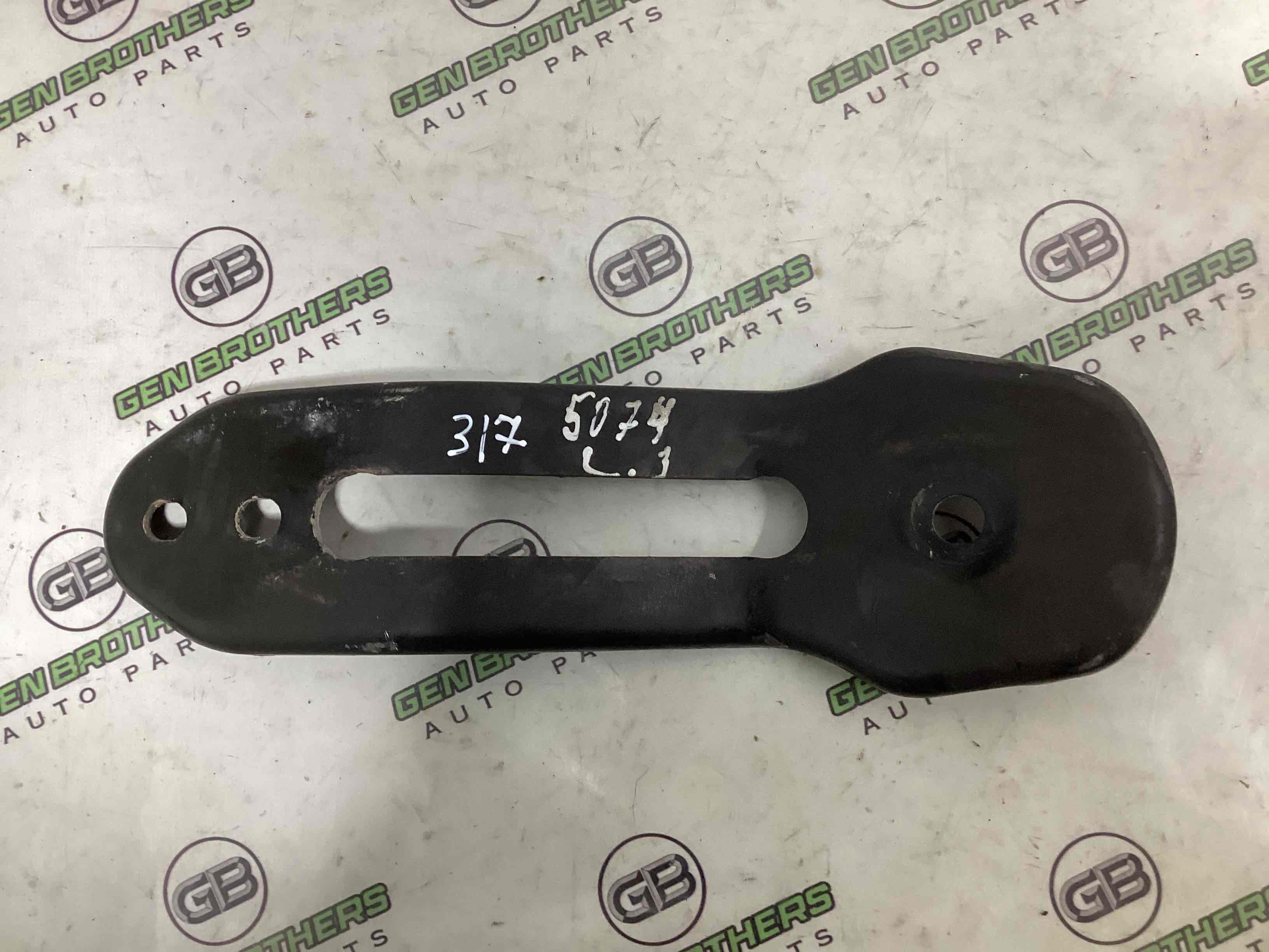 Кронштейн заднього підрамника