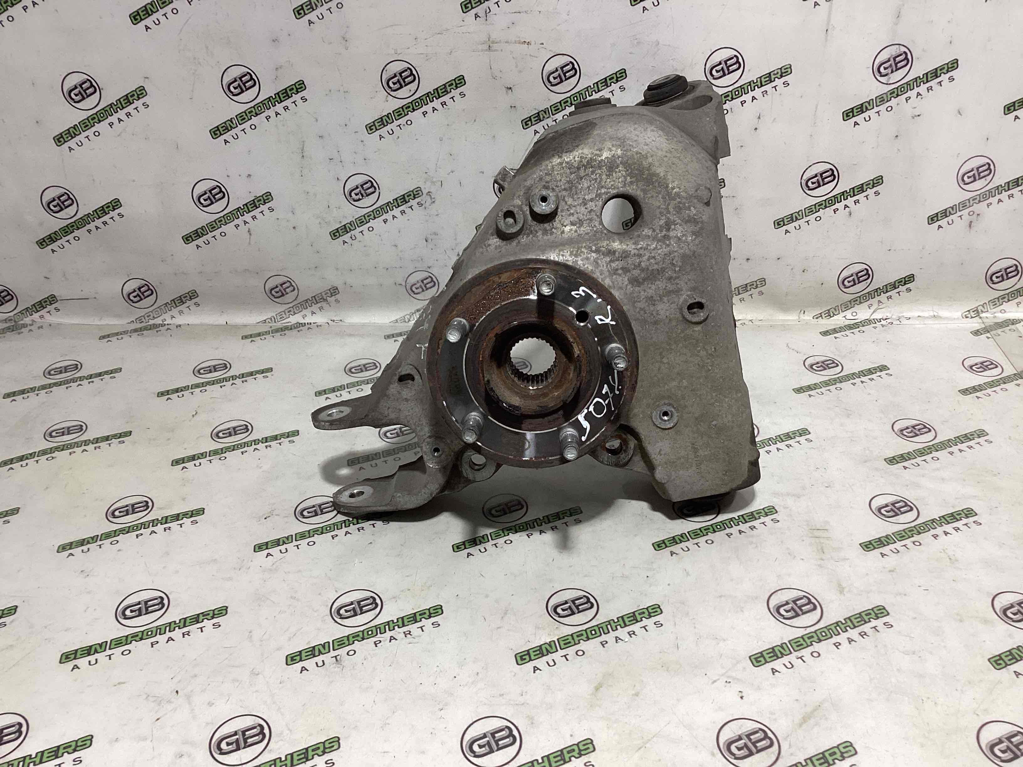 Кулак задній правий