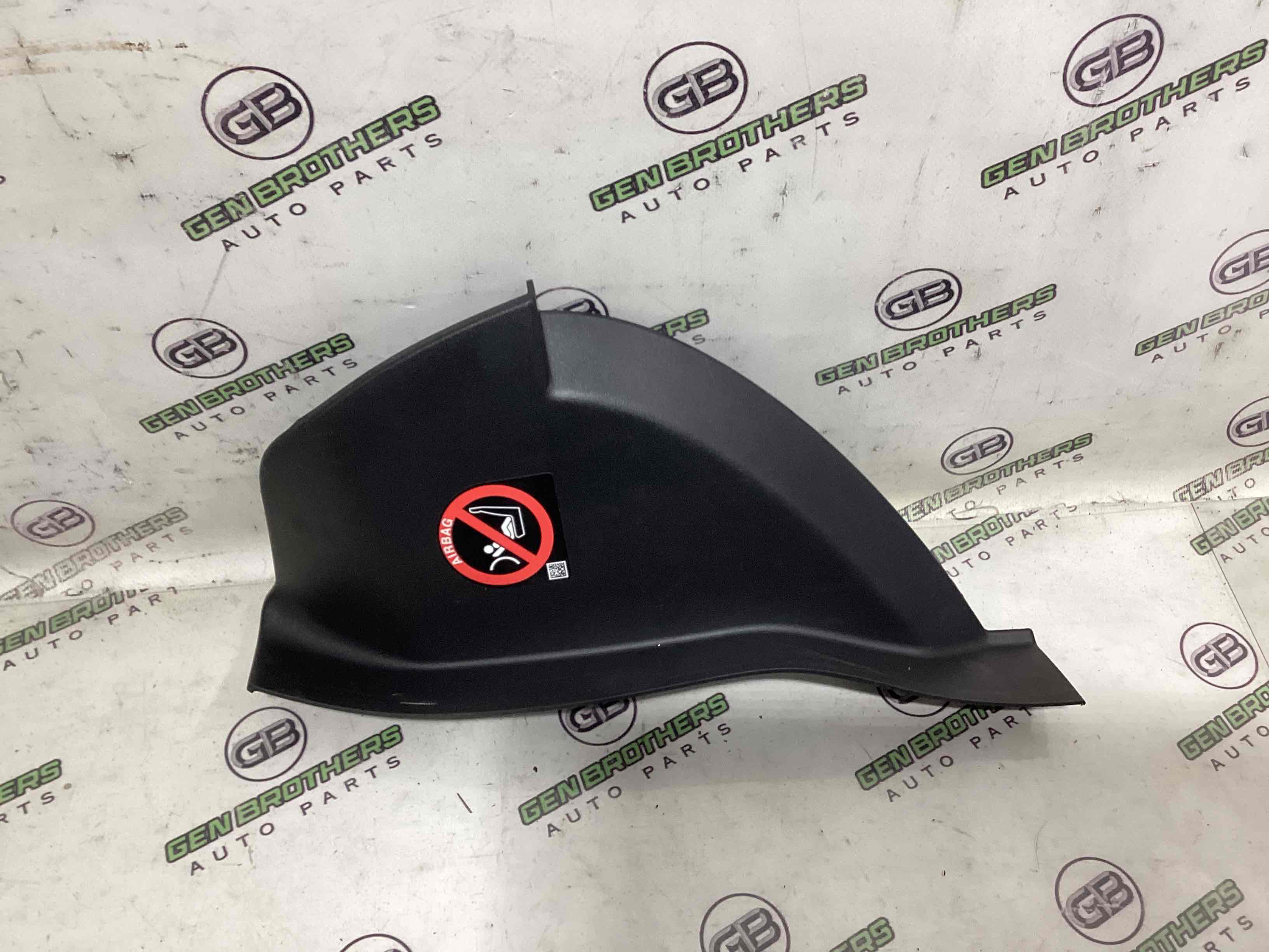 Обшивка панелі приладів торпедо