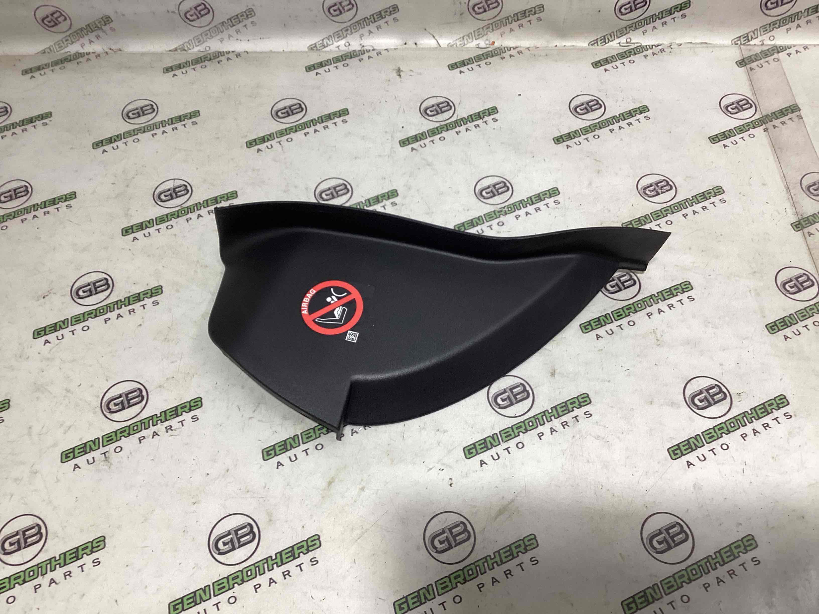 Обшивка панелі приладів торпедо