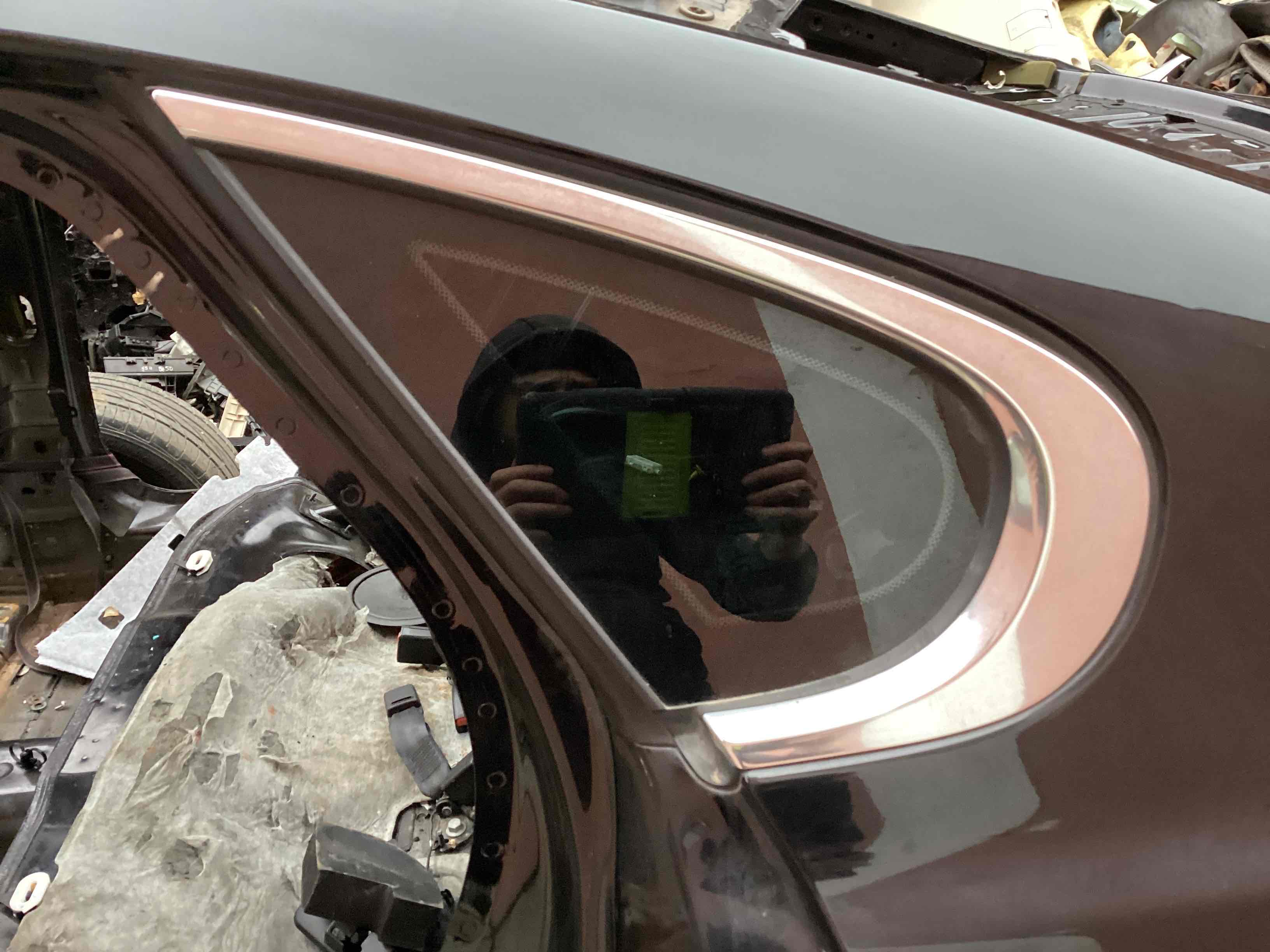 Скло кузова ліве