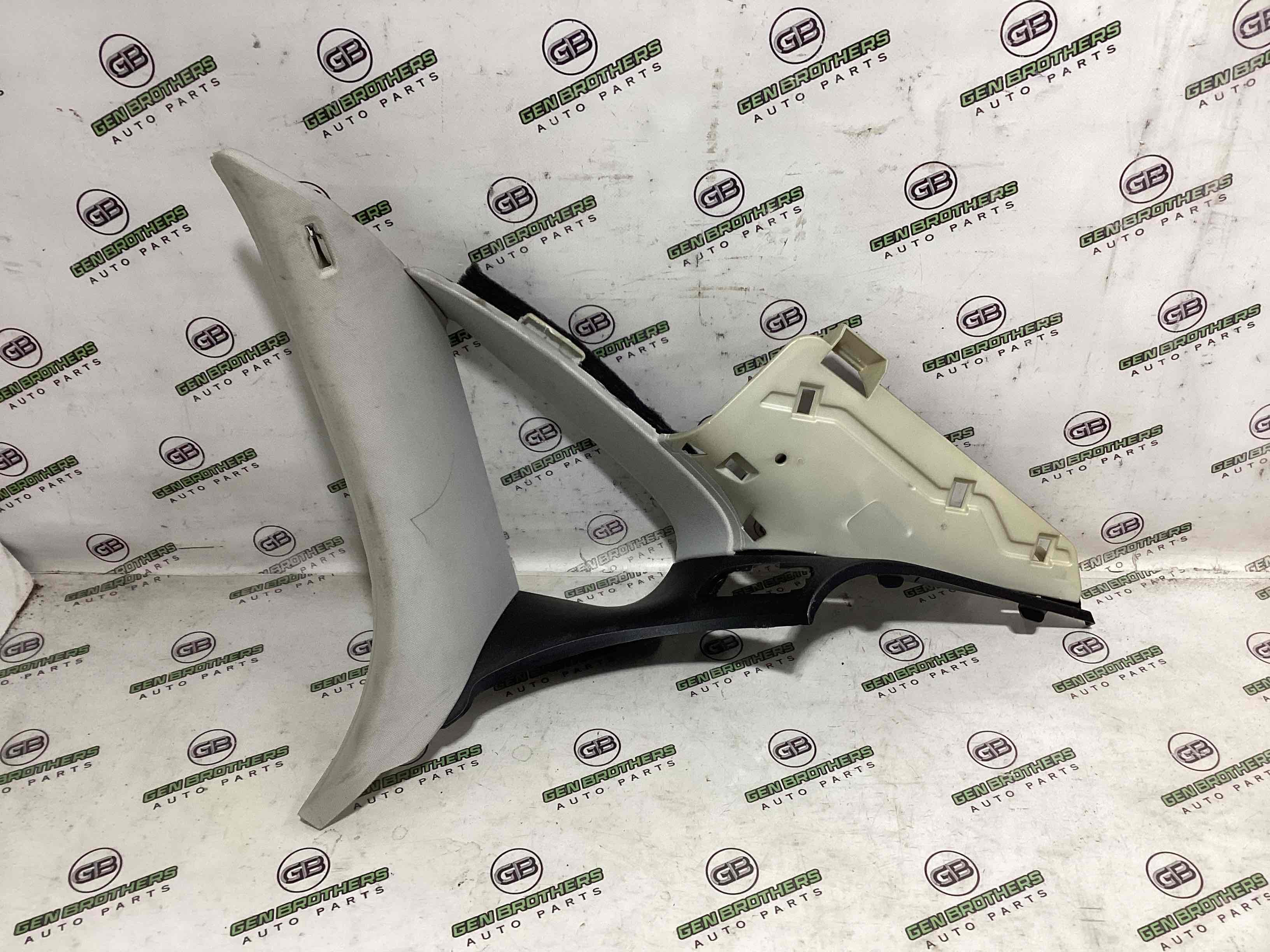 Обшивка задньої стійки права