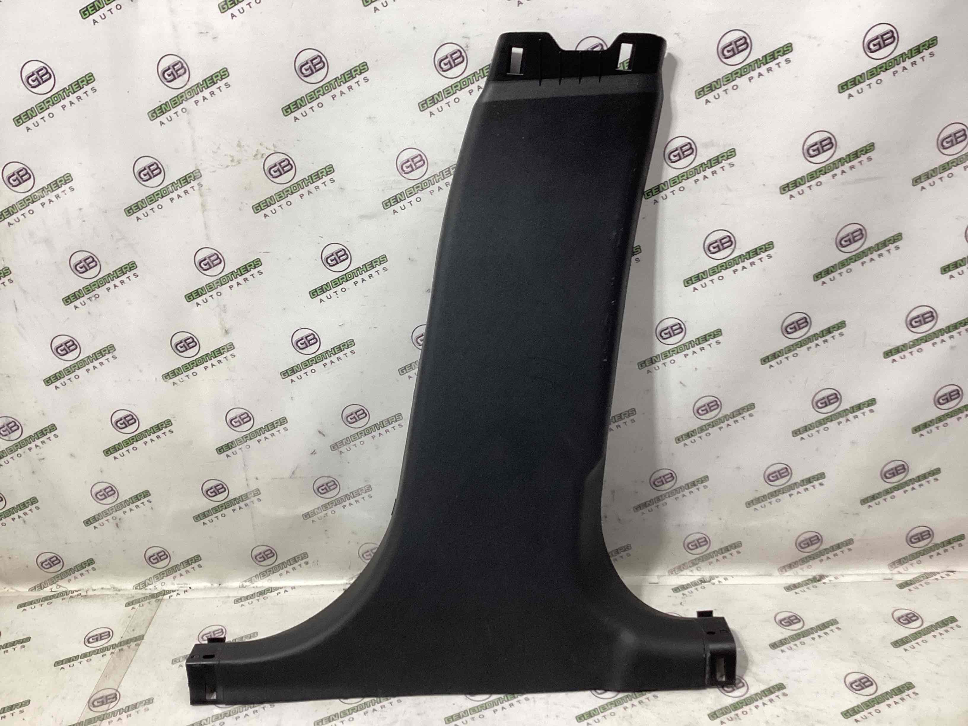 Обшивка центральної стійки права