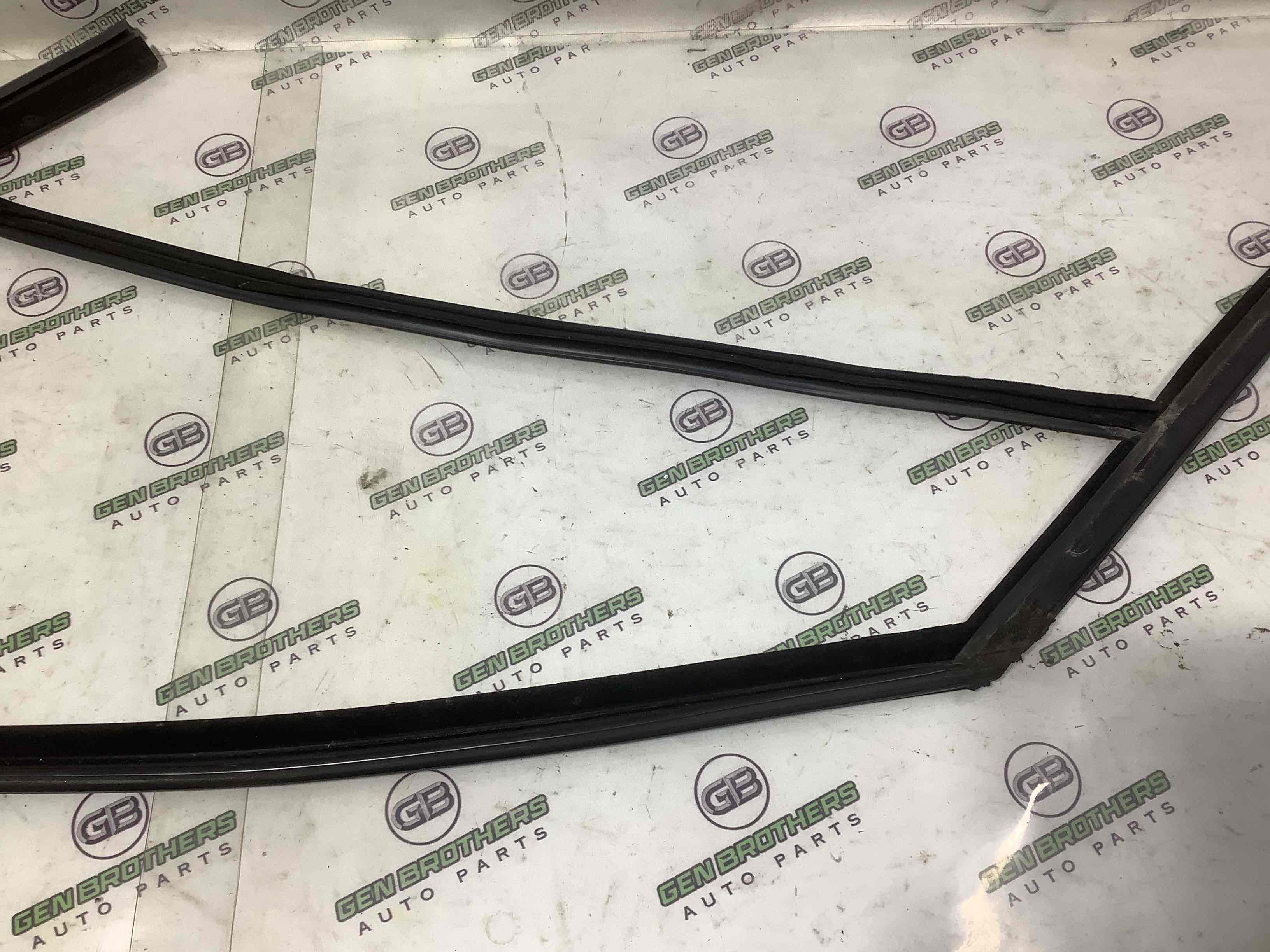 Ущільнювач скла, двері