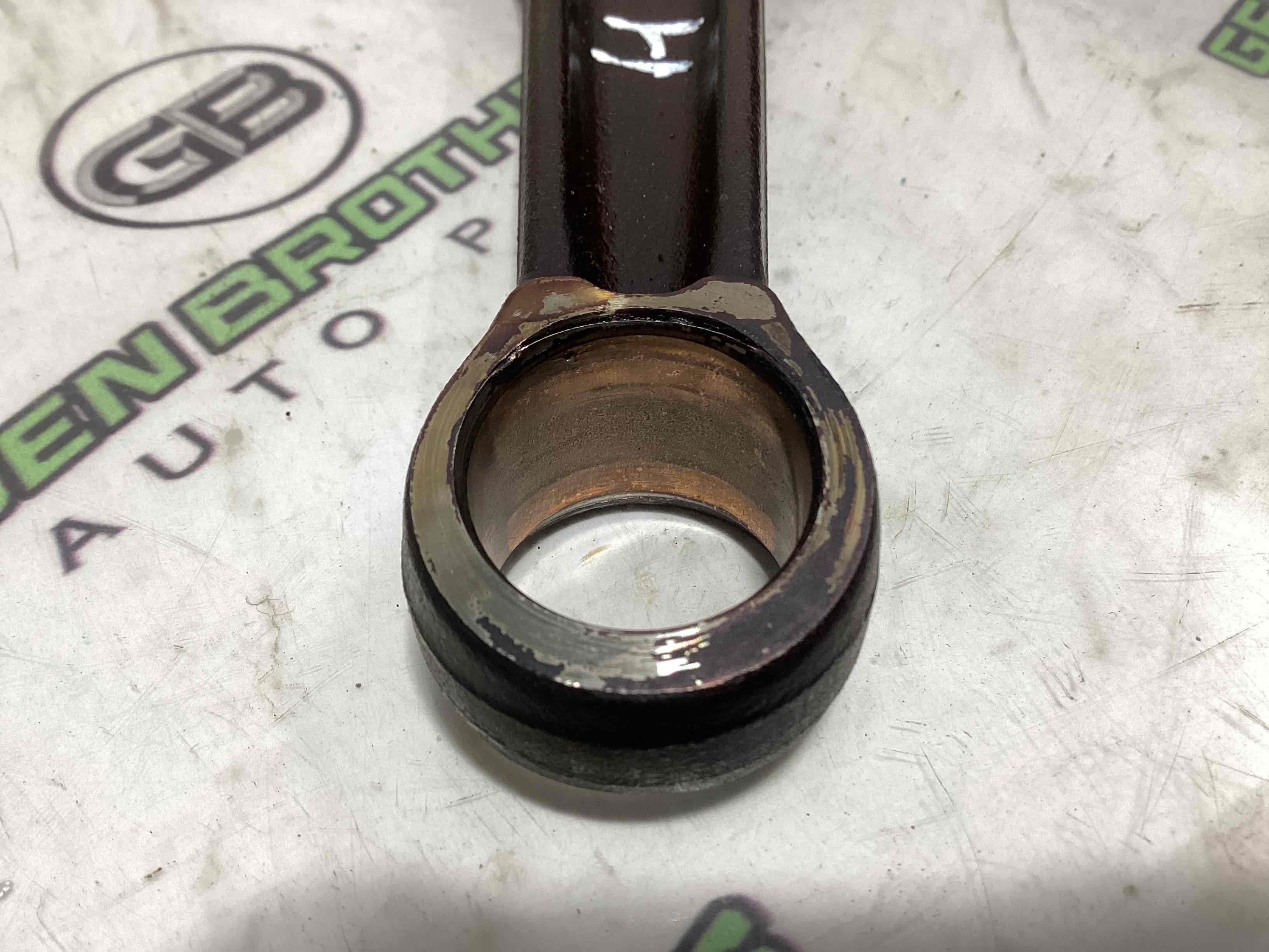 Шатун поршня двигуна