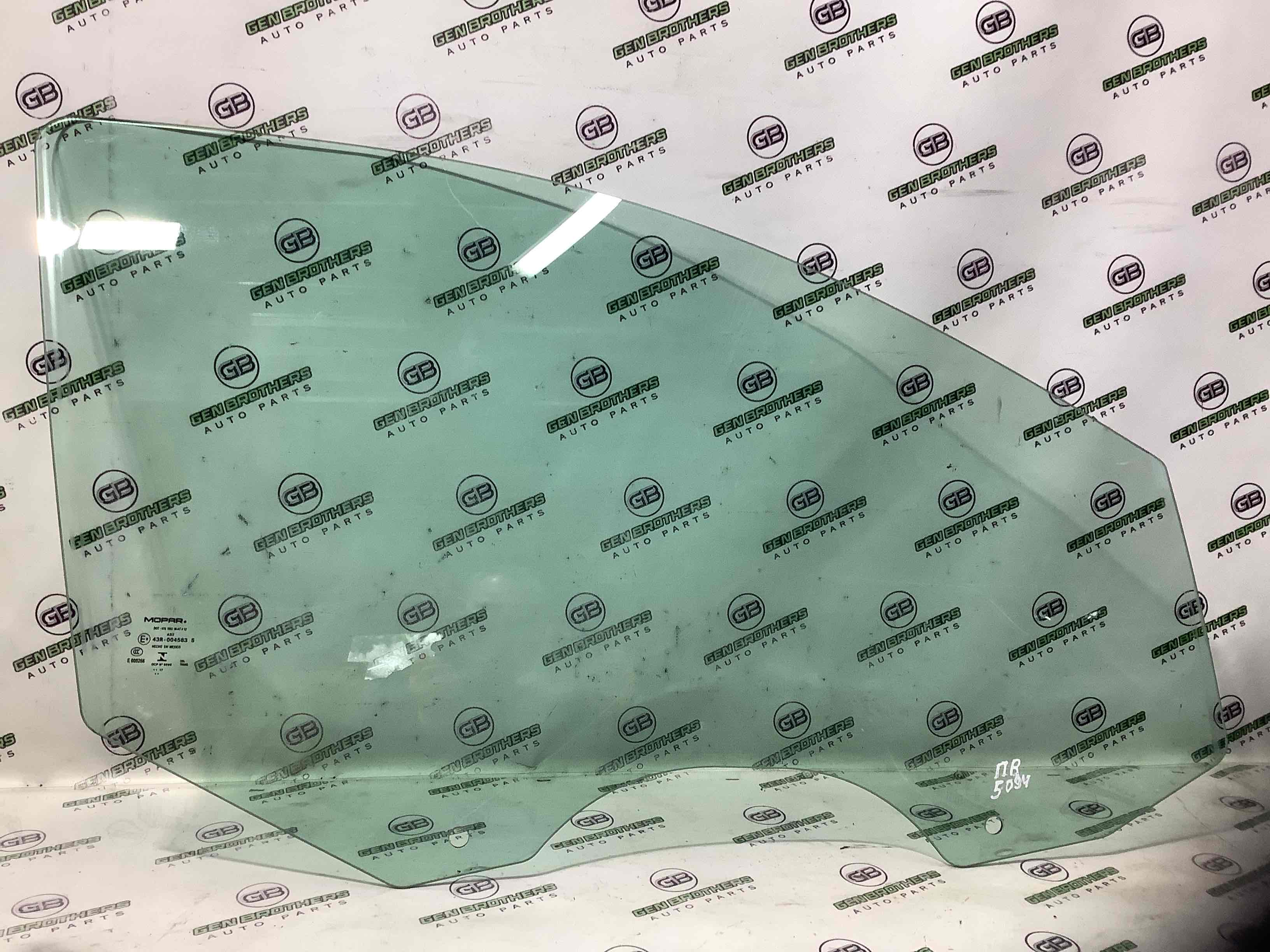 Стекло переднее правое