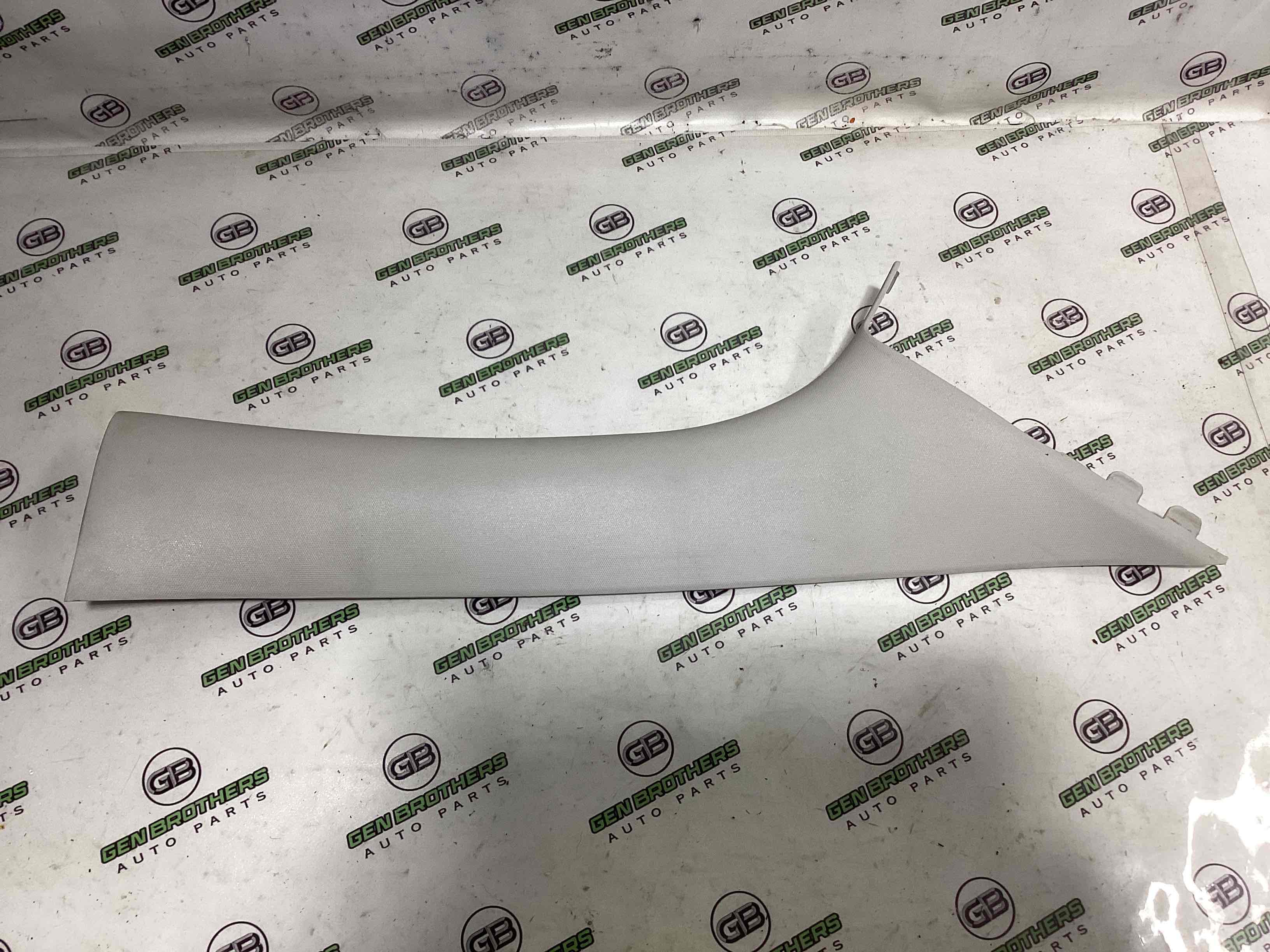 Обшивка передней стойки правая