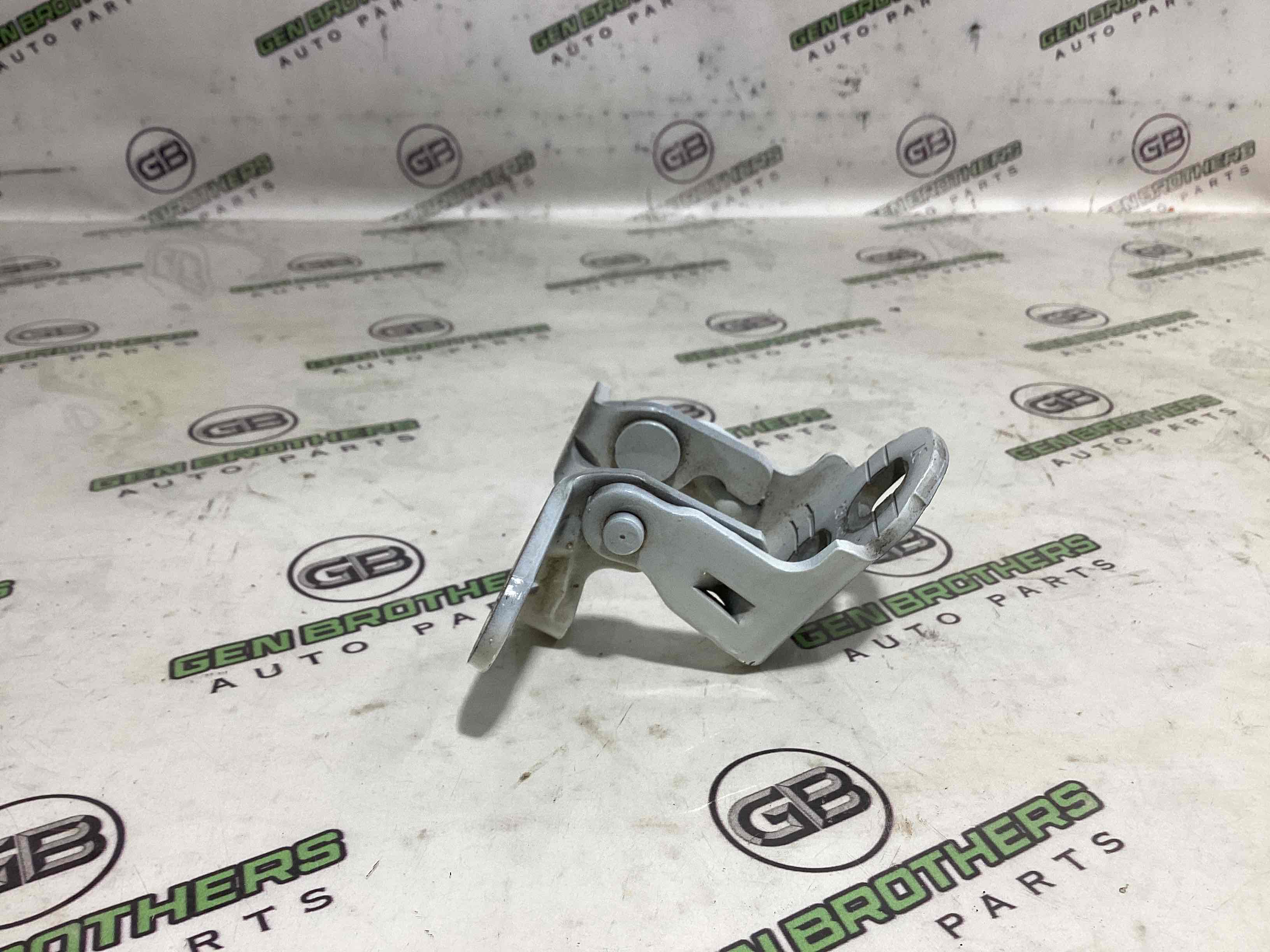 Петля двери, замок двери