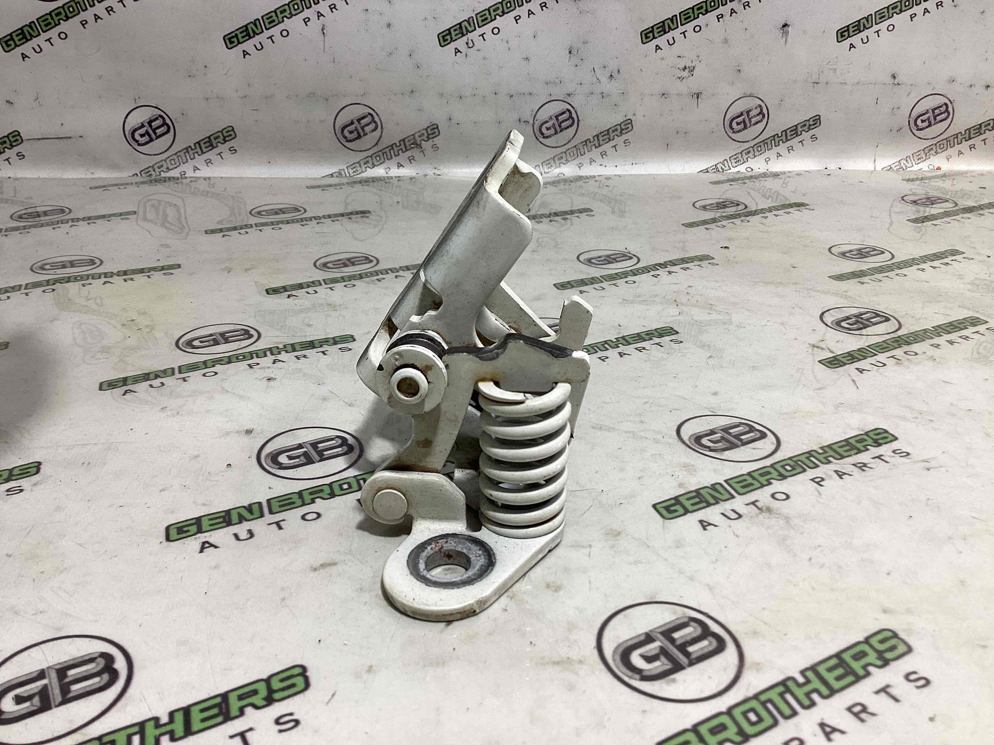 Петля двери, замок двери