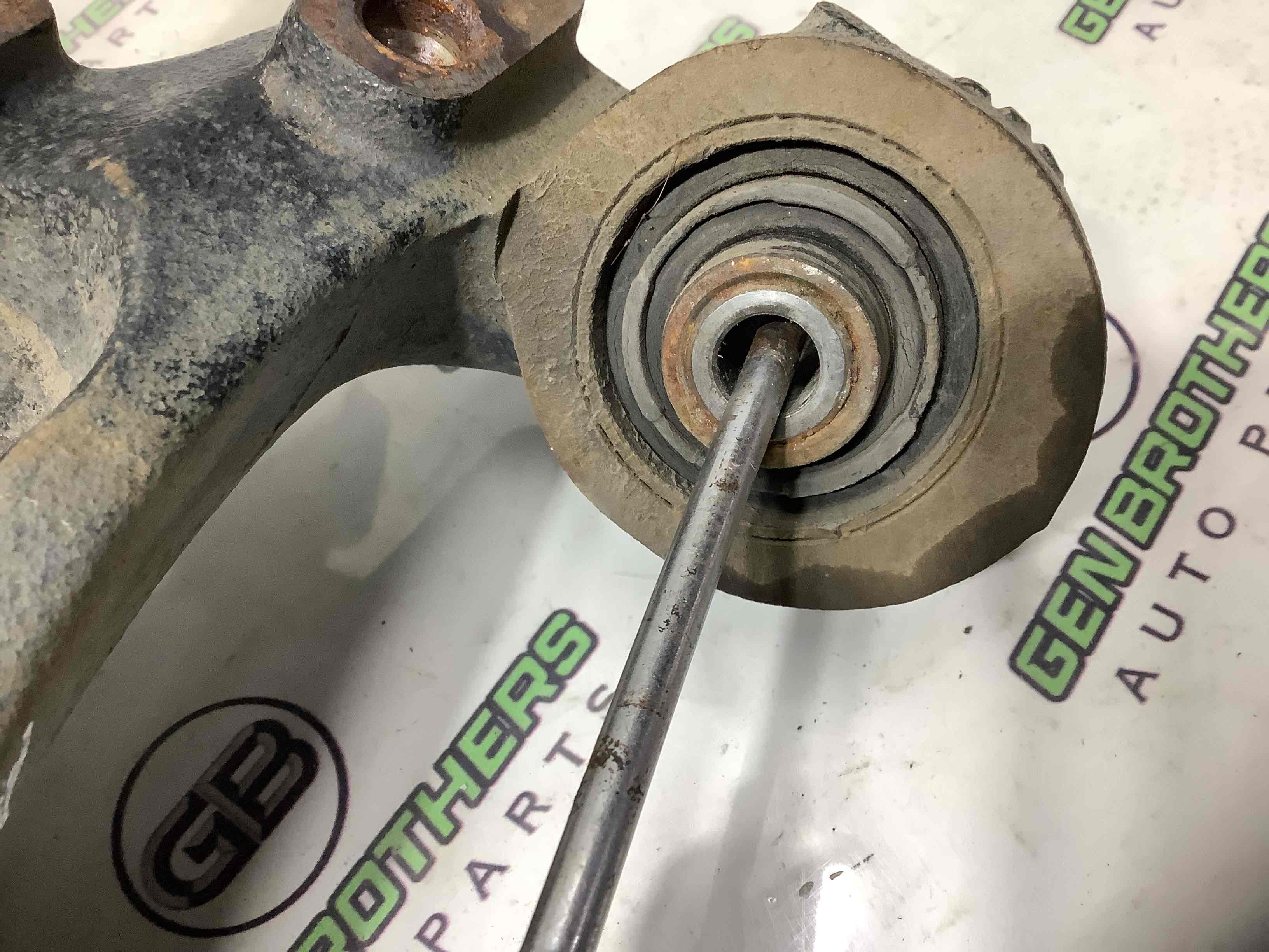 Кулак задний левый