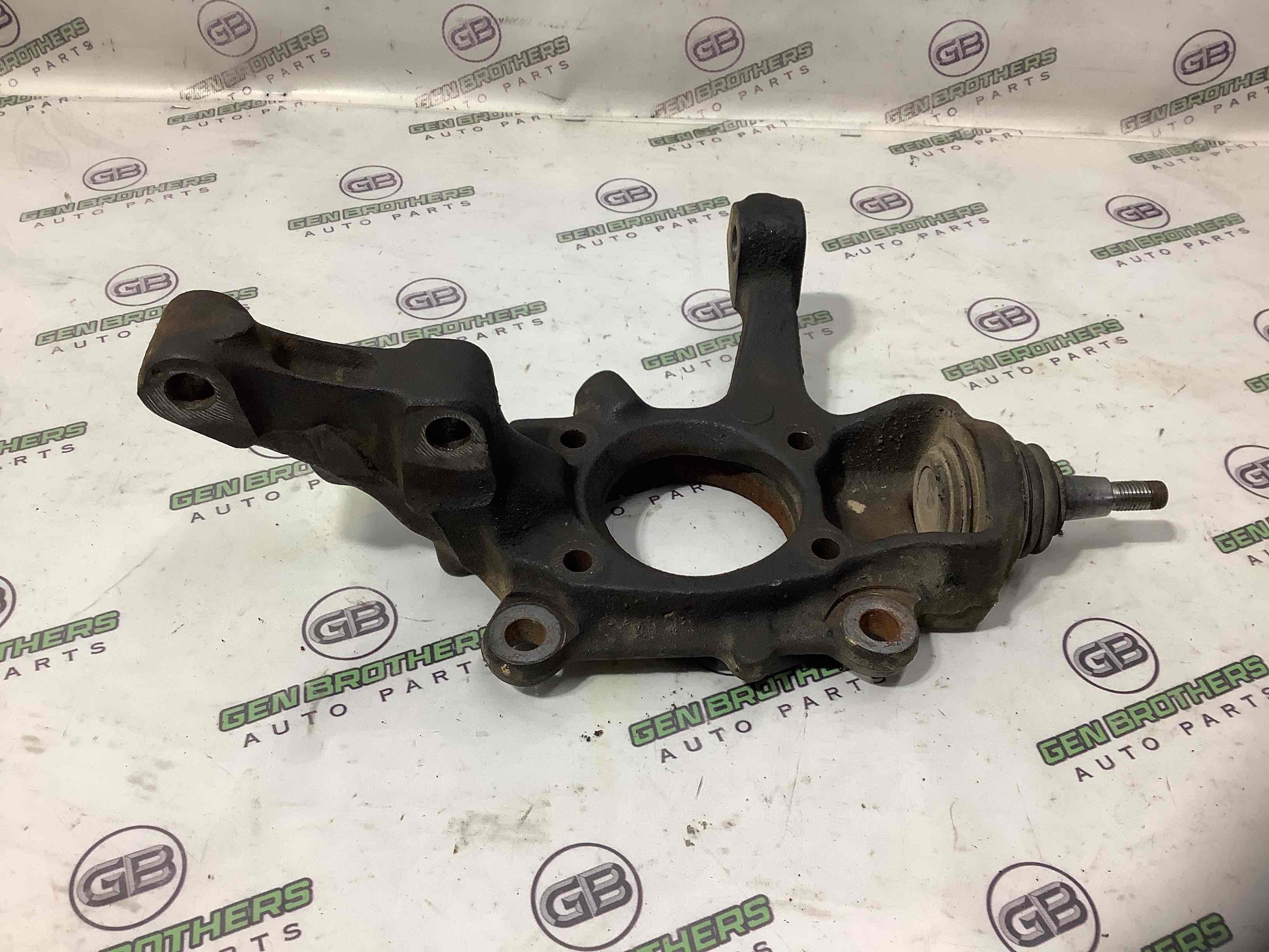 Кулак поворотный правый