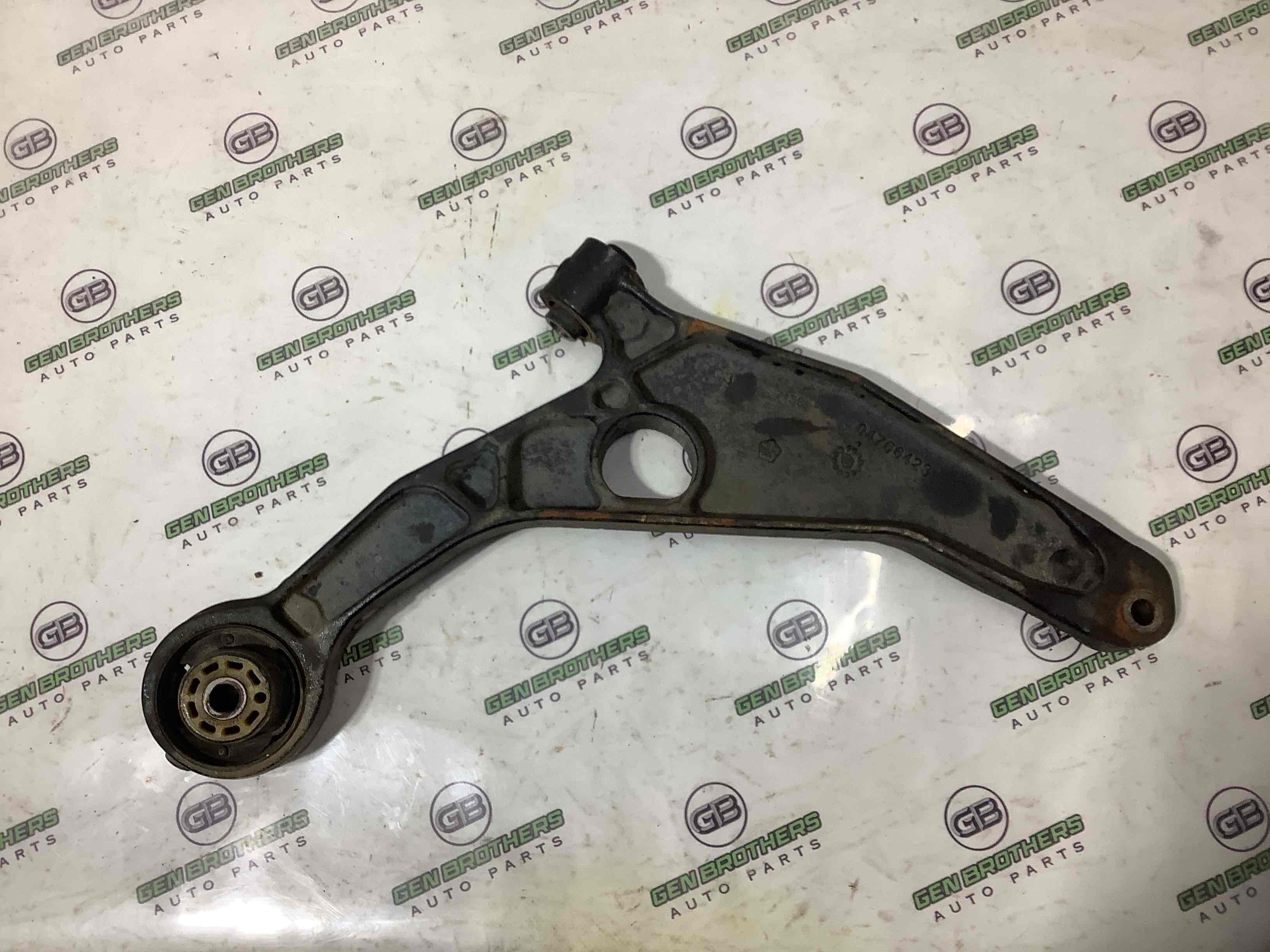 Рычаг передний левый