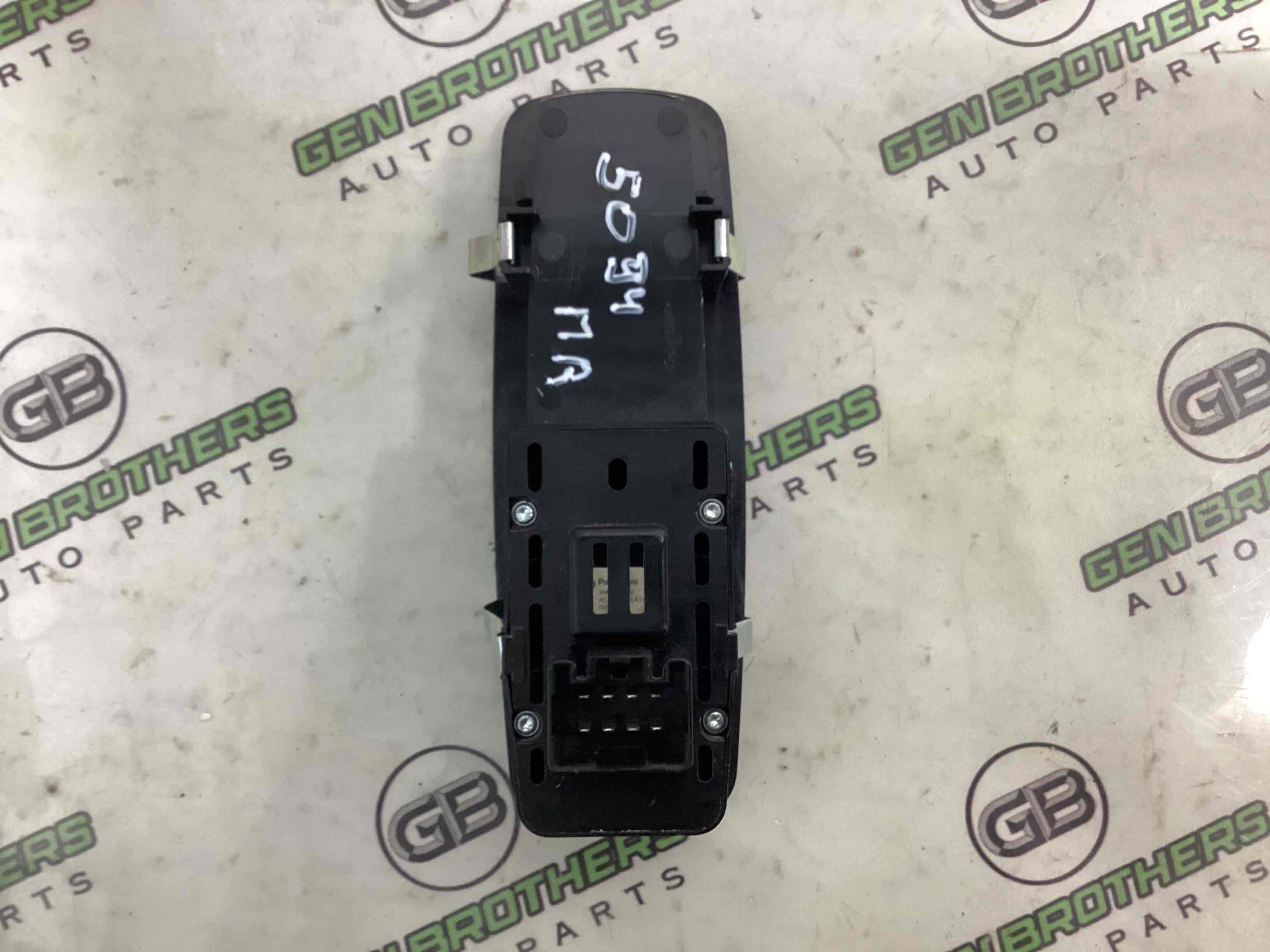 Кнопки управления стеклоподъемниками