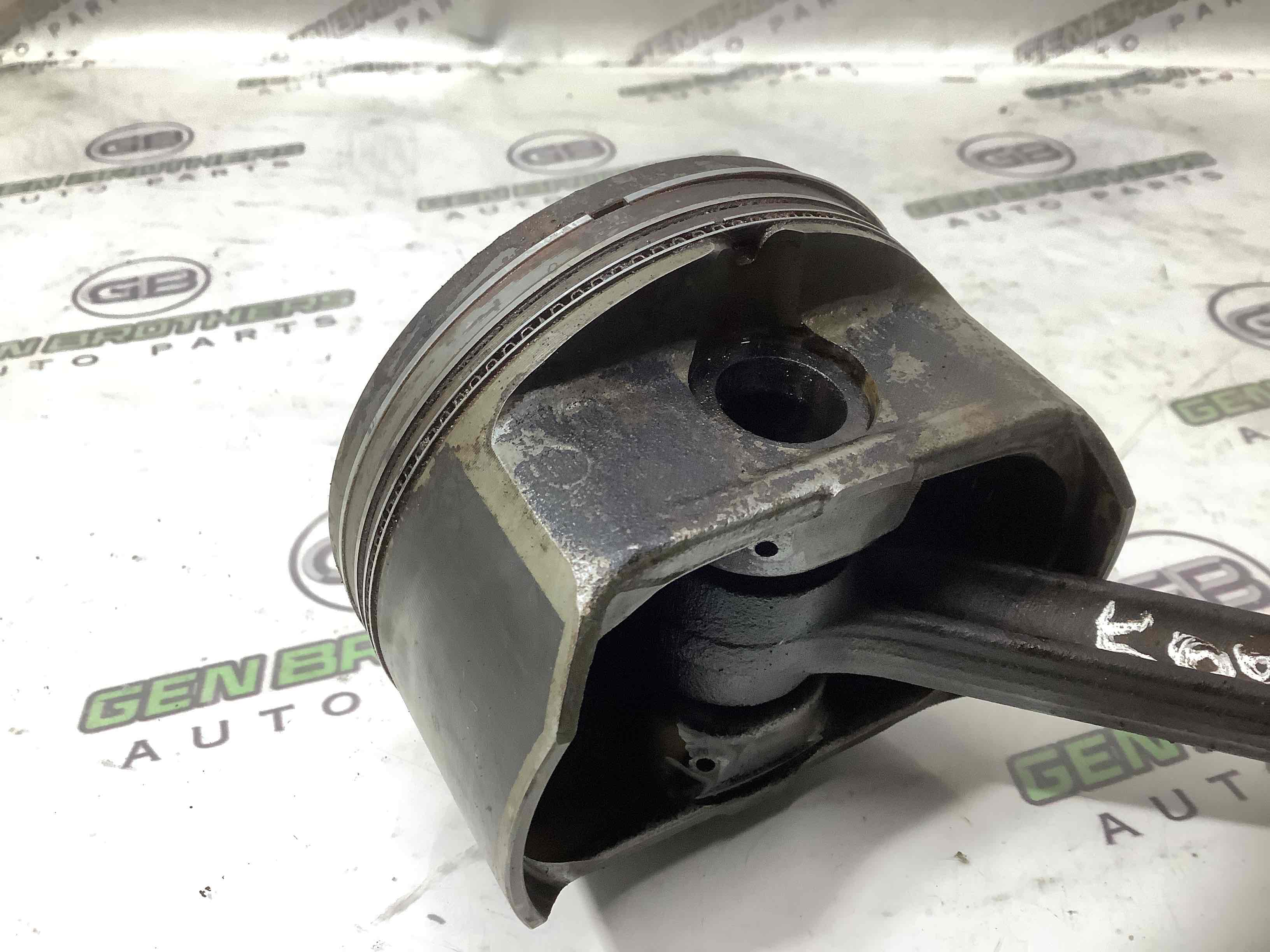 Шатун поршня двигателя