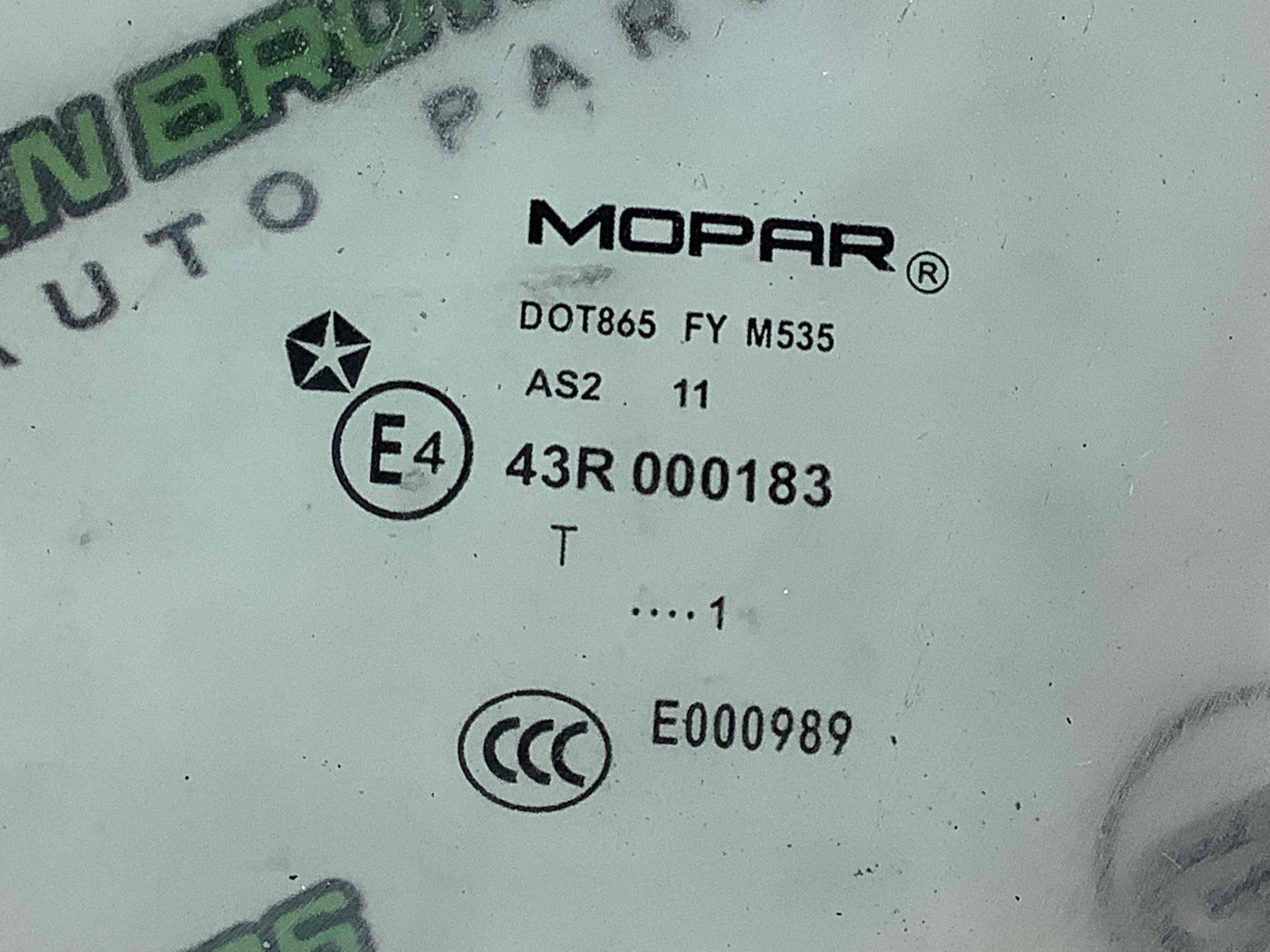 Скло переднє ліве