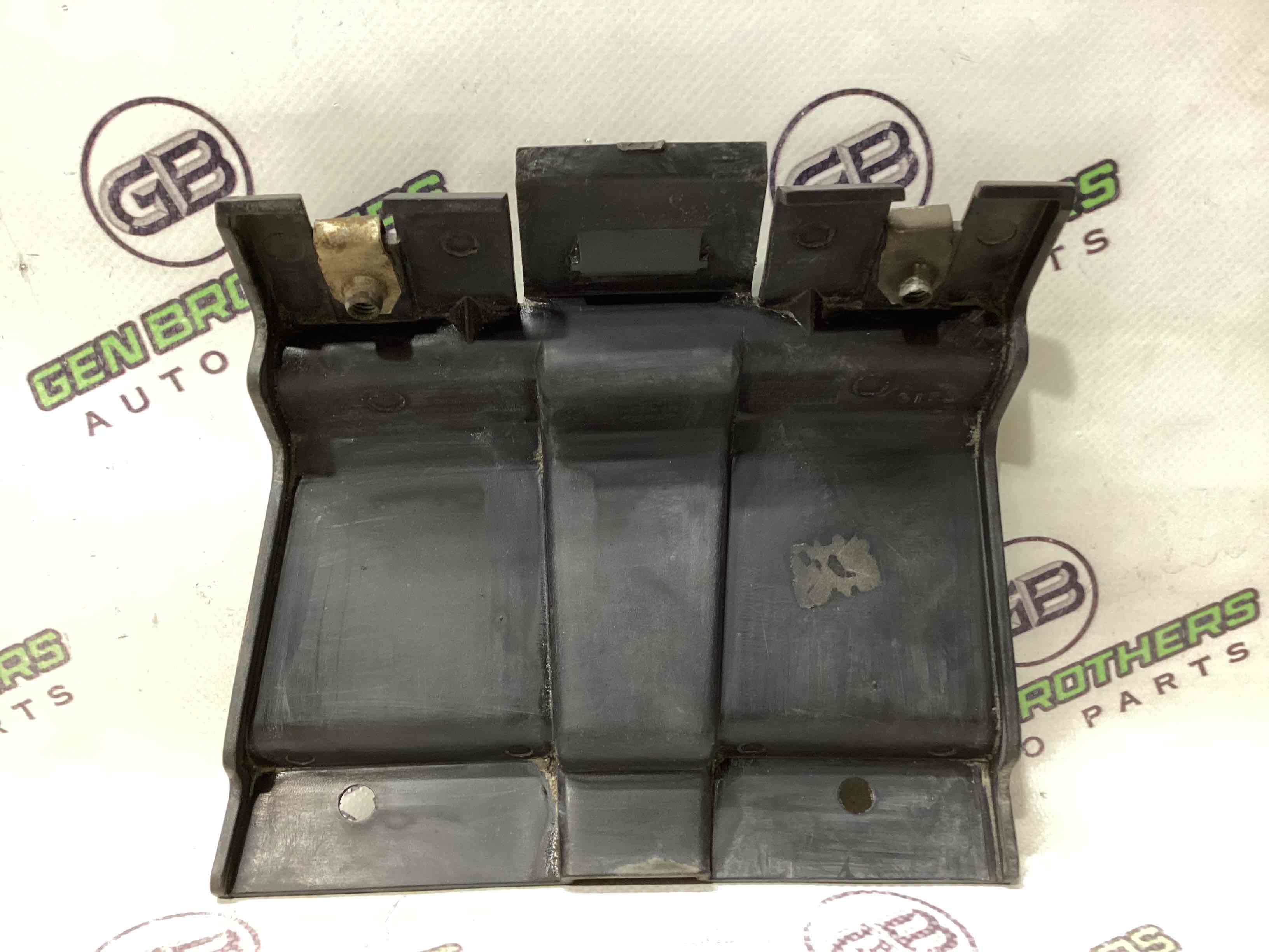 Кріплення заднього бампера праве