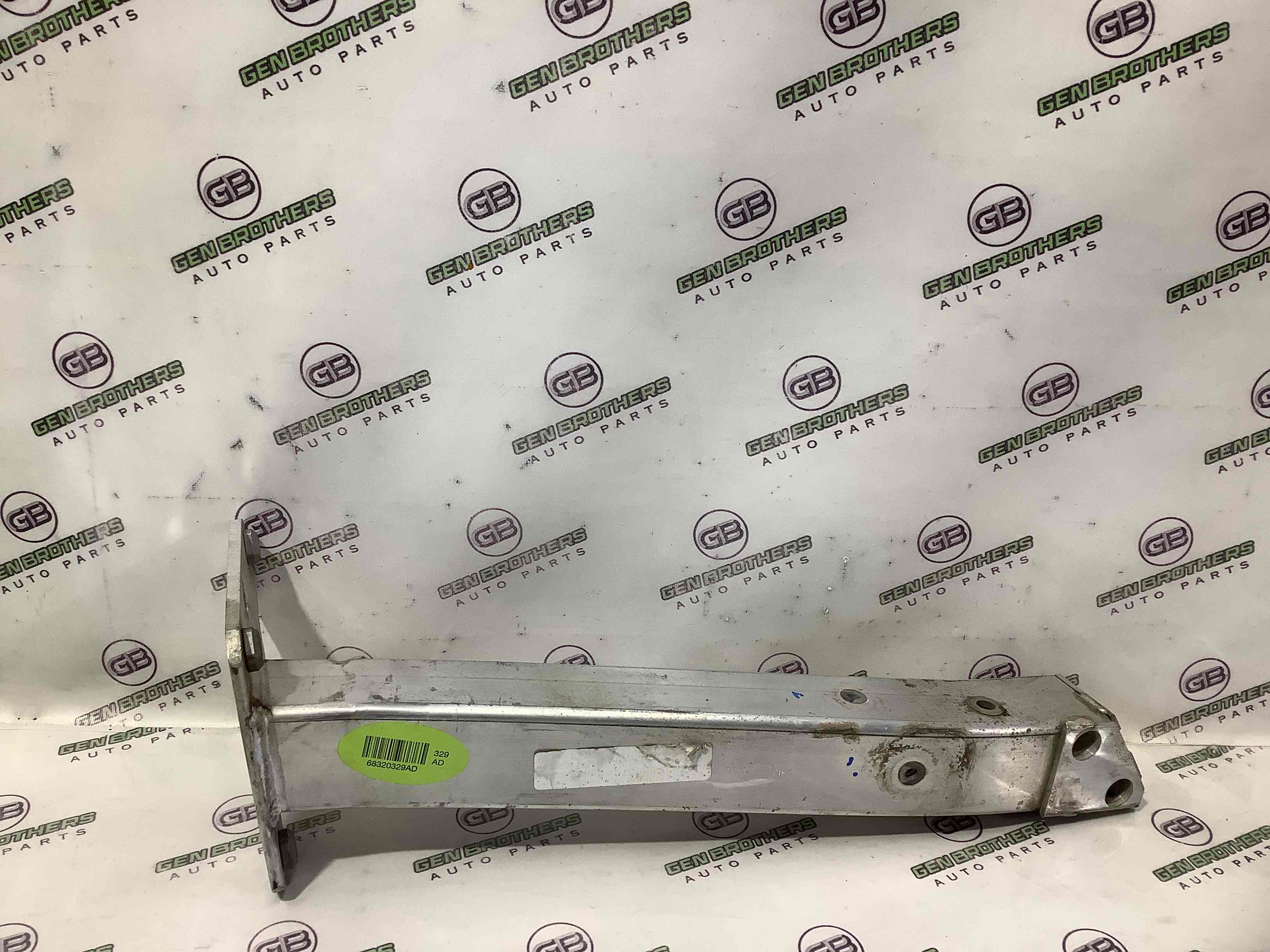 Підсилювач бампера переднього