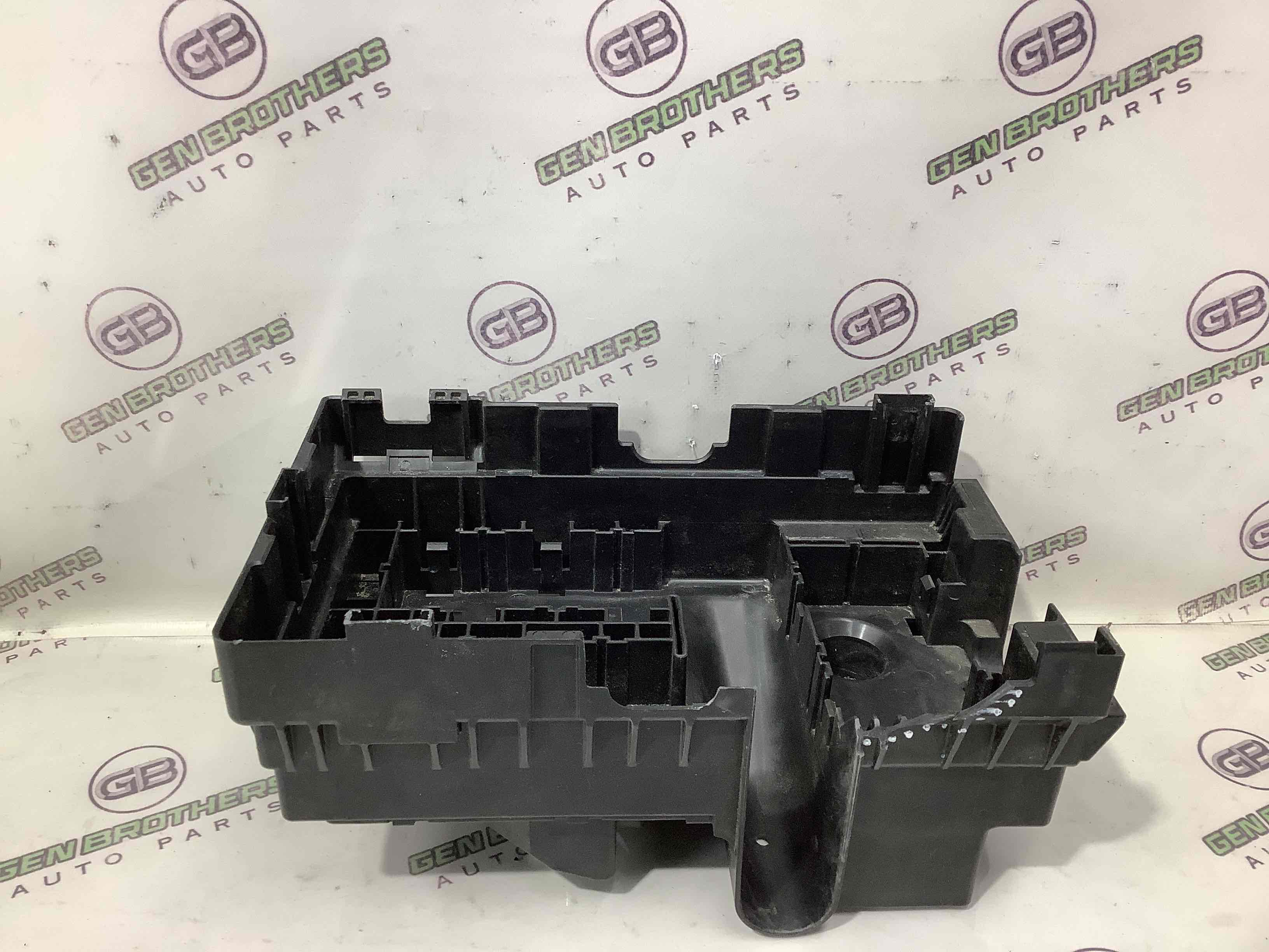 Кришка корпус блоку запобіжників