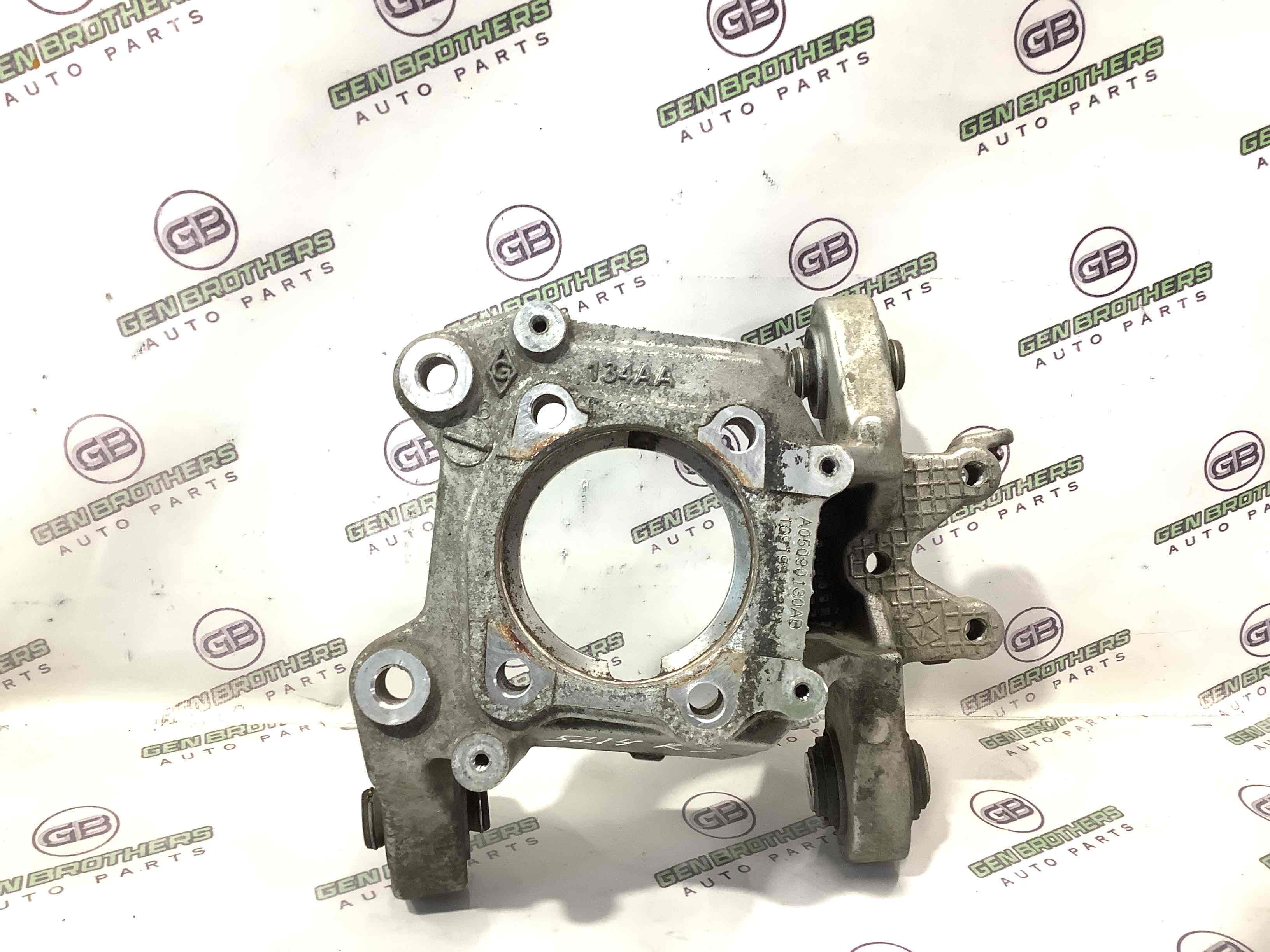 Кулак задній правий