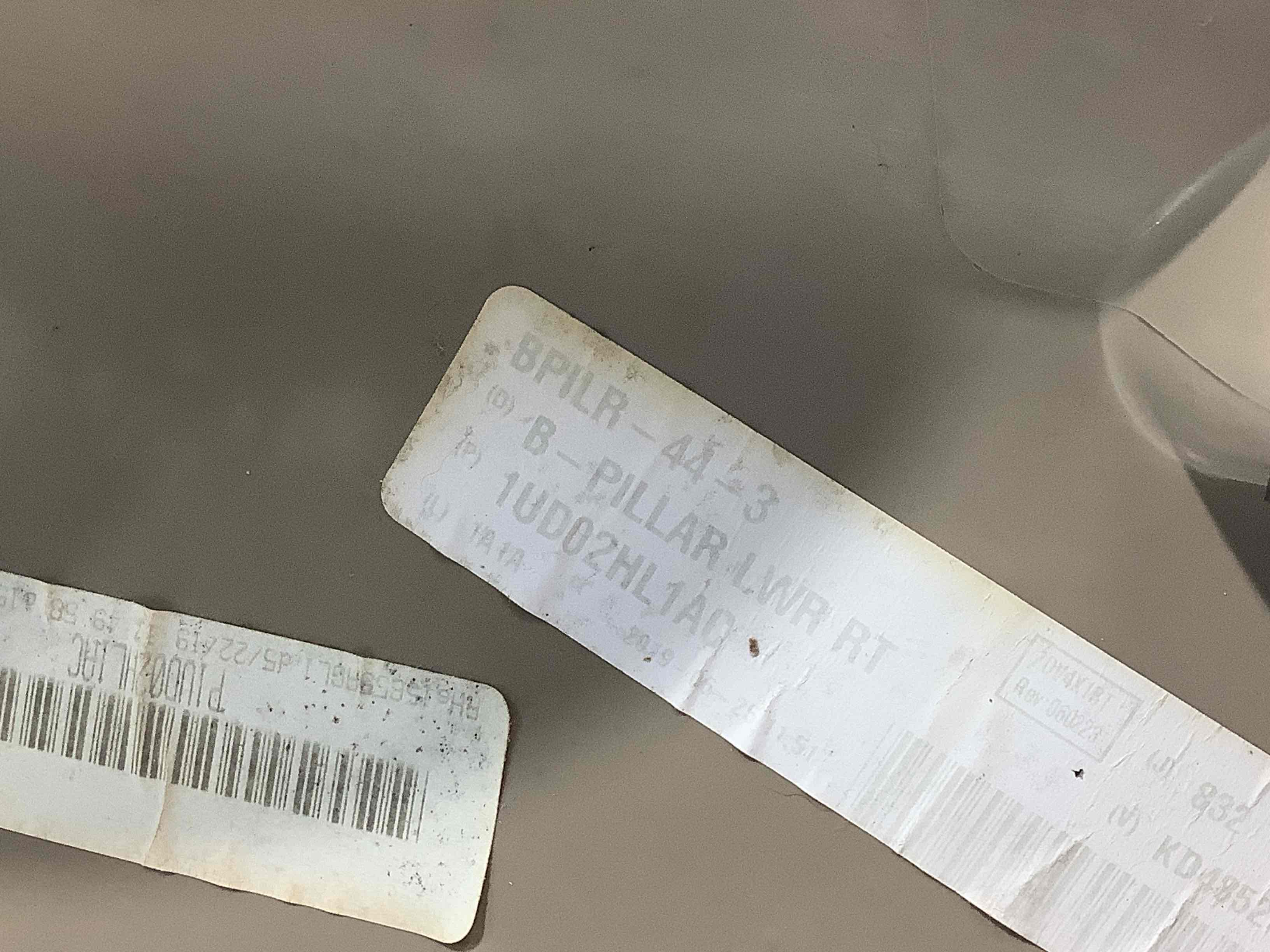 Обшивка центральної стійки права