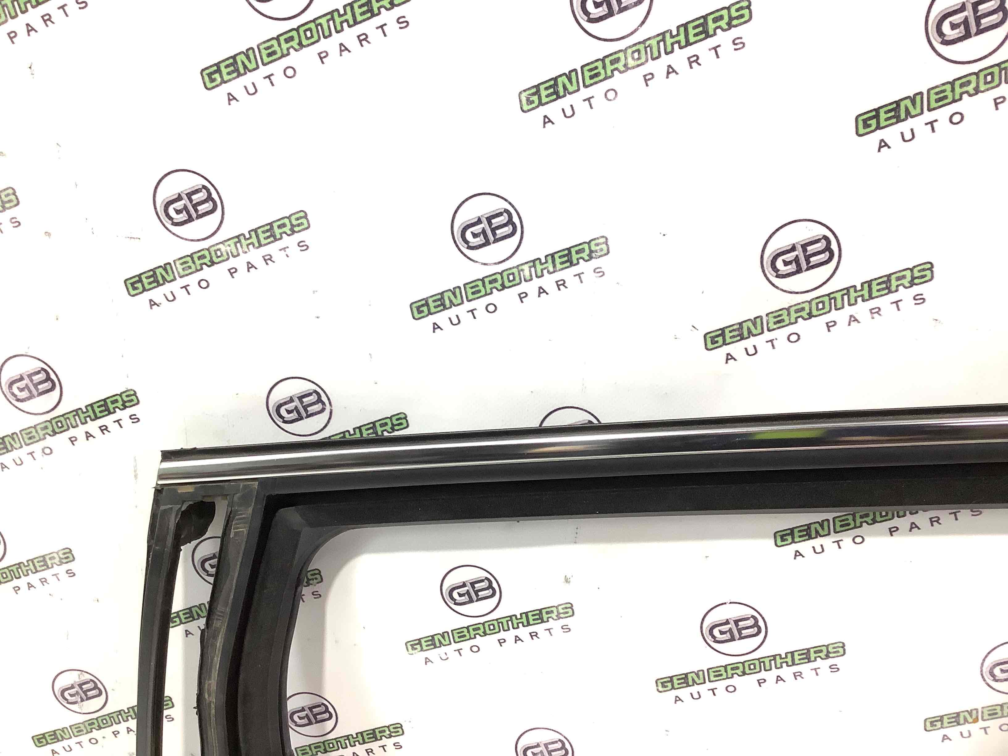 Молдинг двері задньої правої