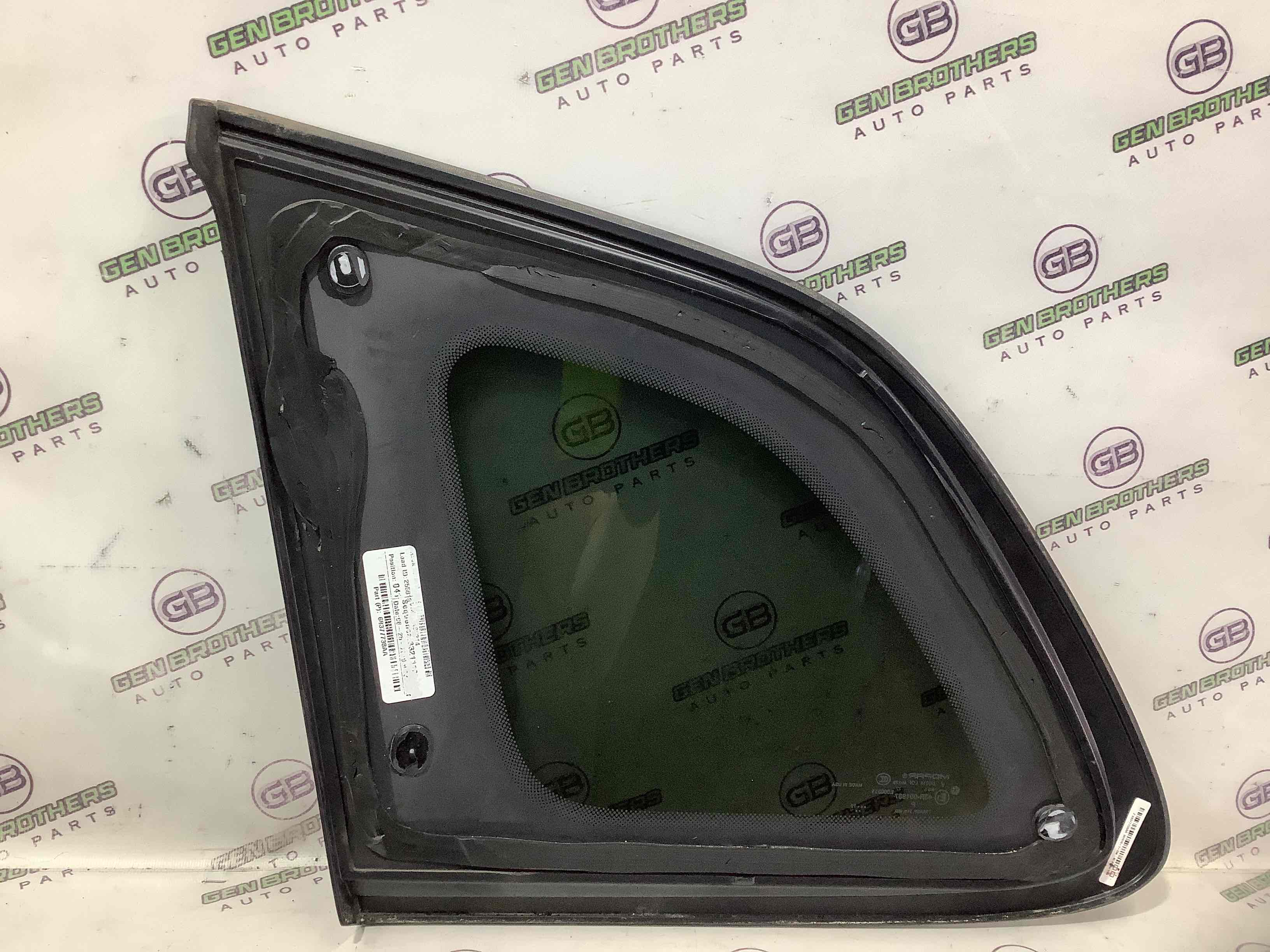 Скло кузовне бічне праве