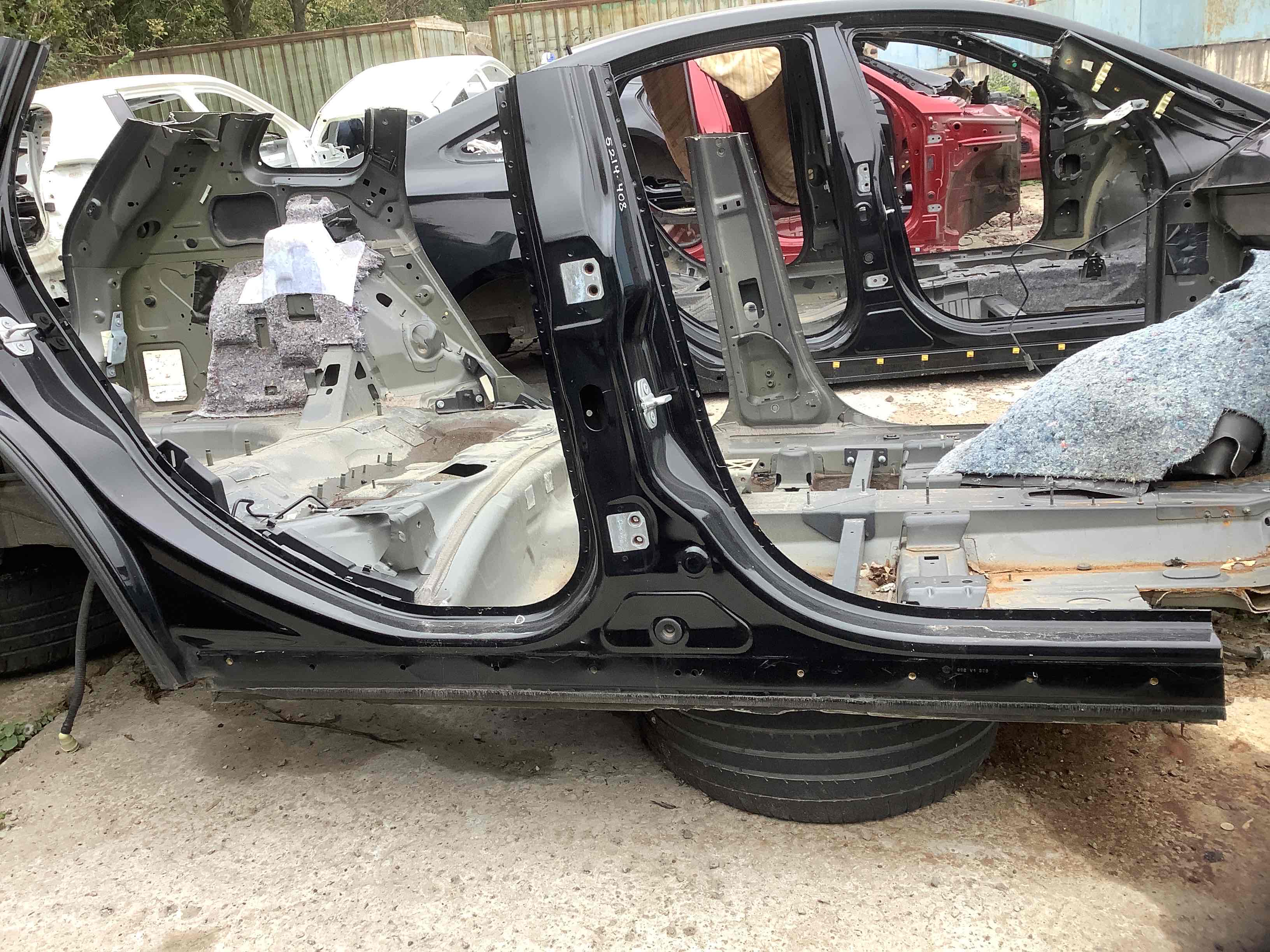 Стійки кузова та пороги