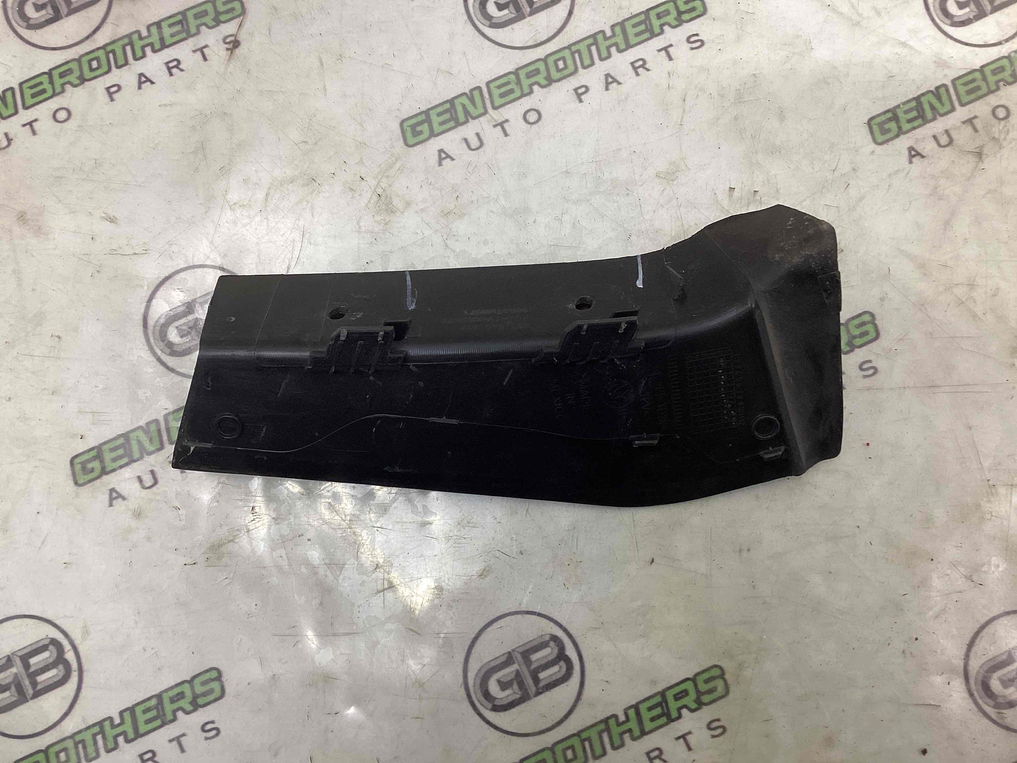 Накладка заднього ліхтаря