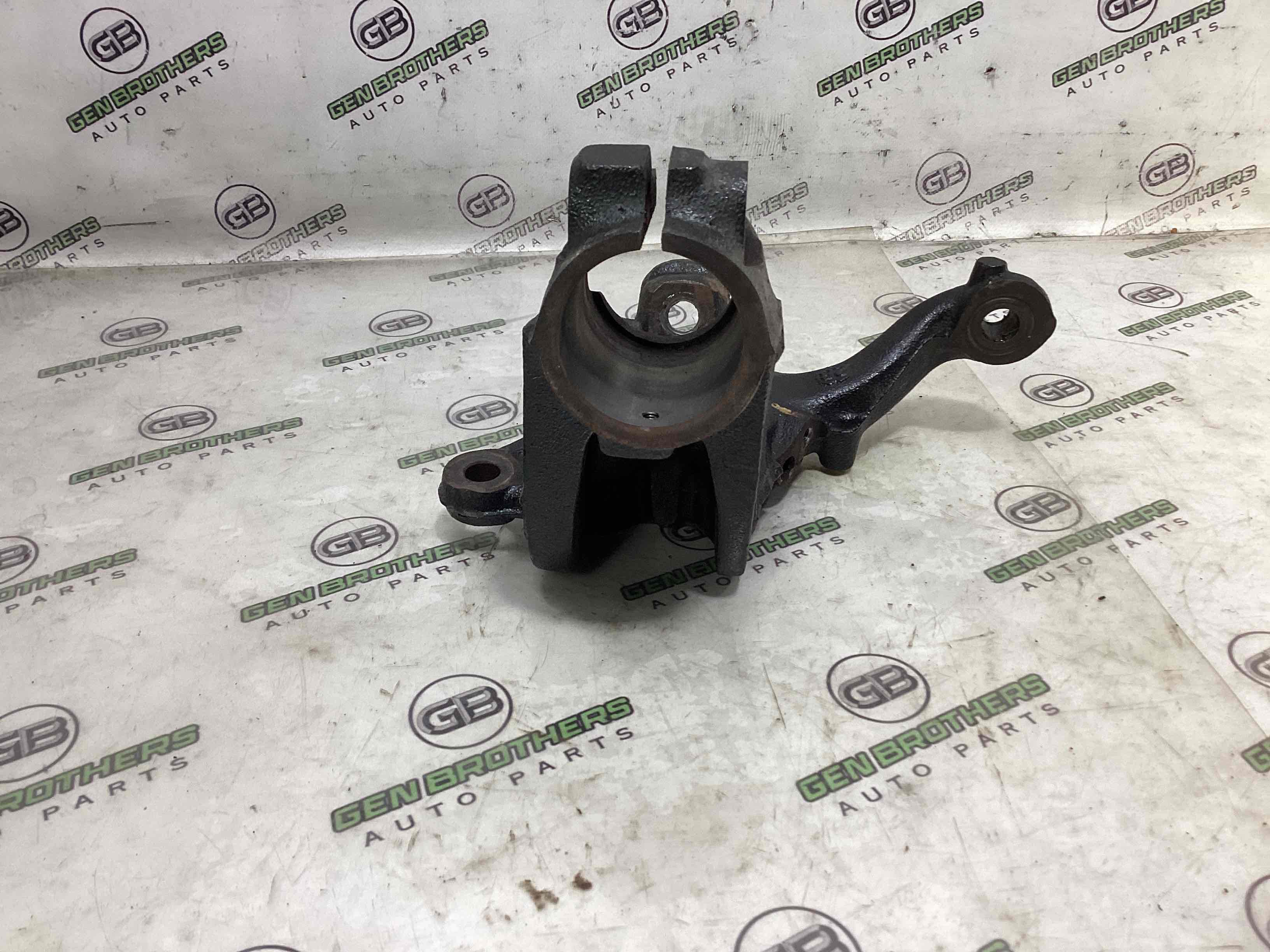 Кулак поворотний лівий