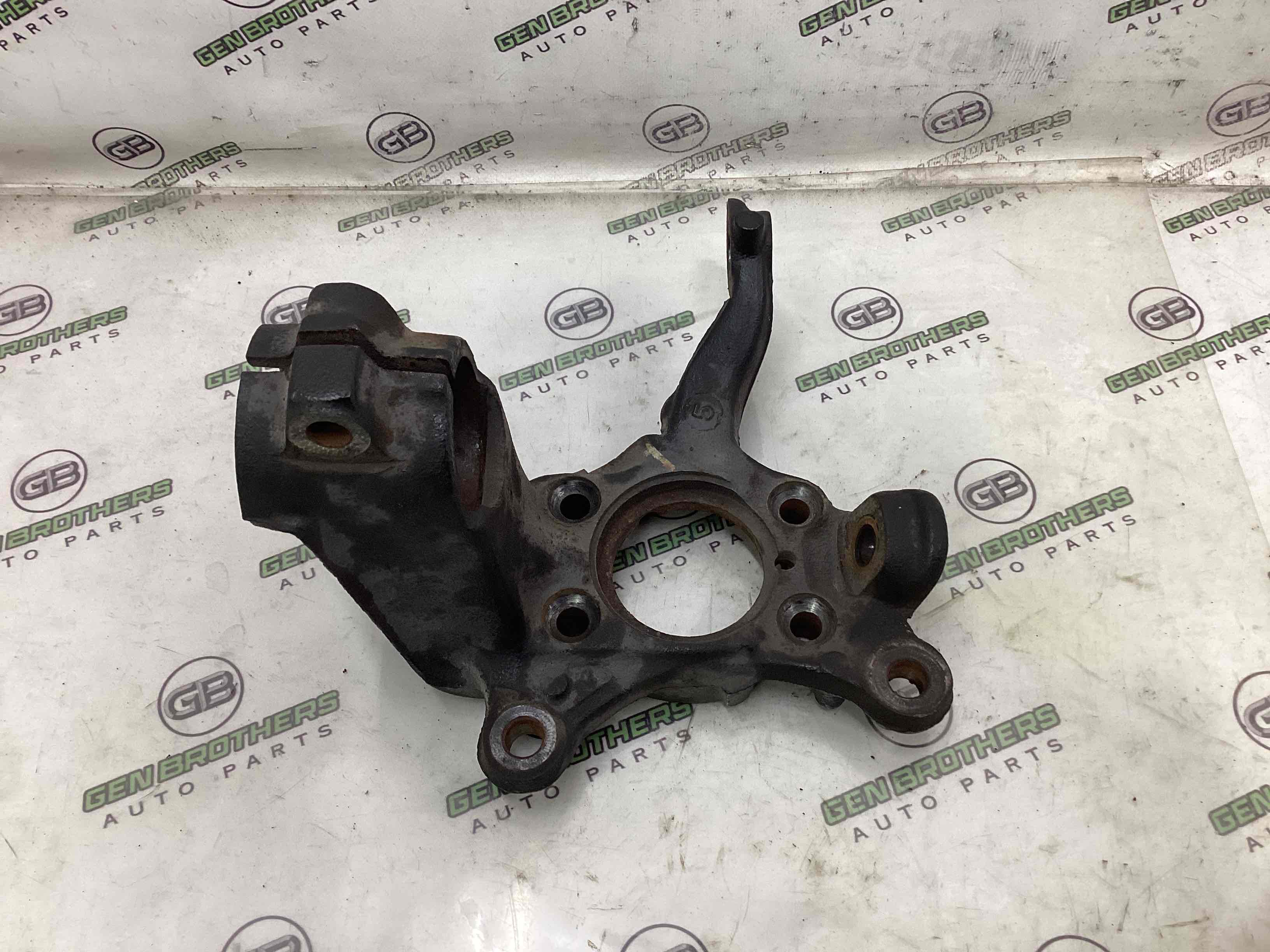 Кулак поворотний правий