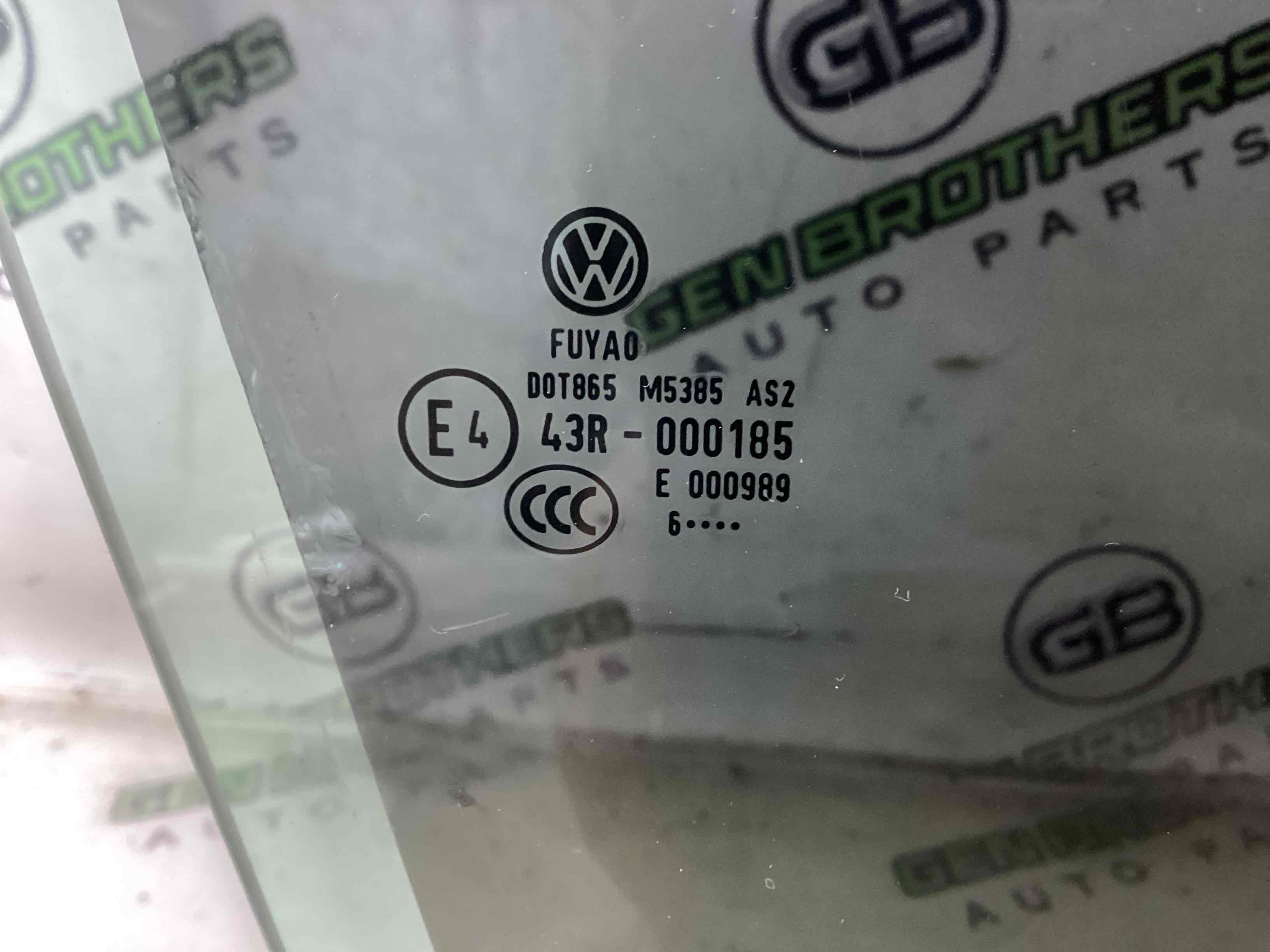 Скло переднє праве