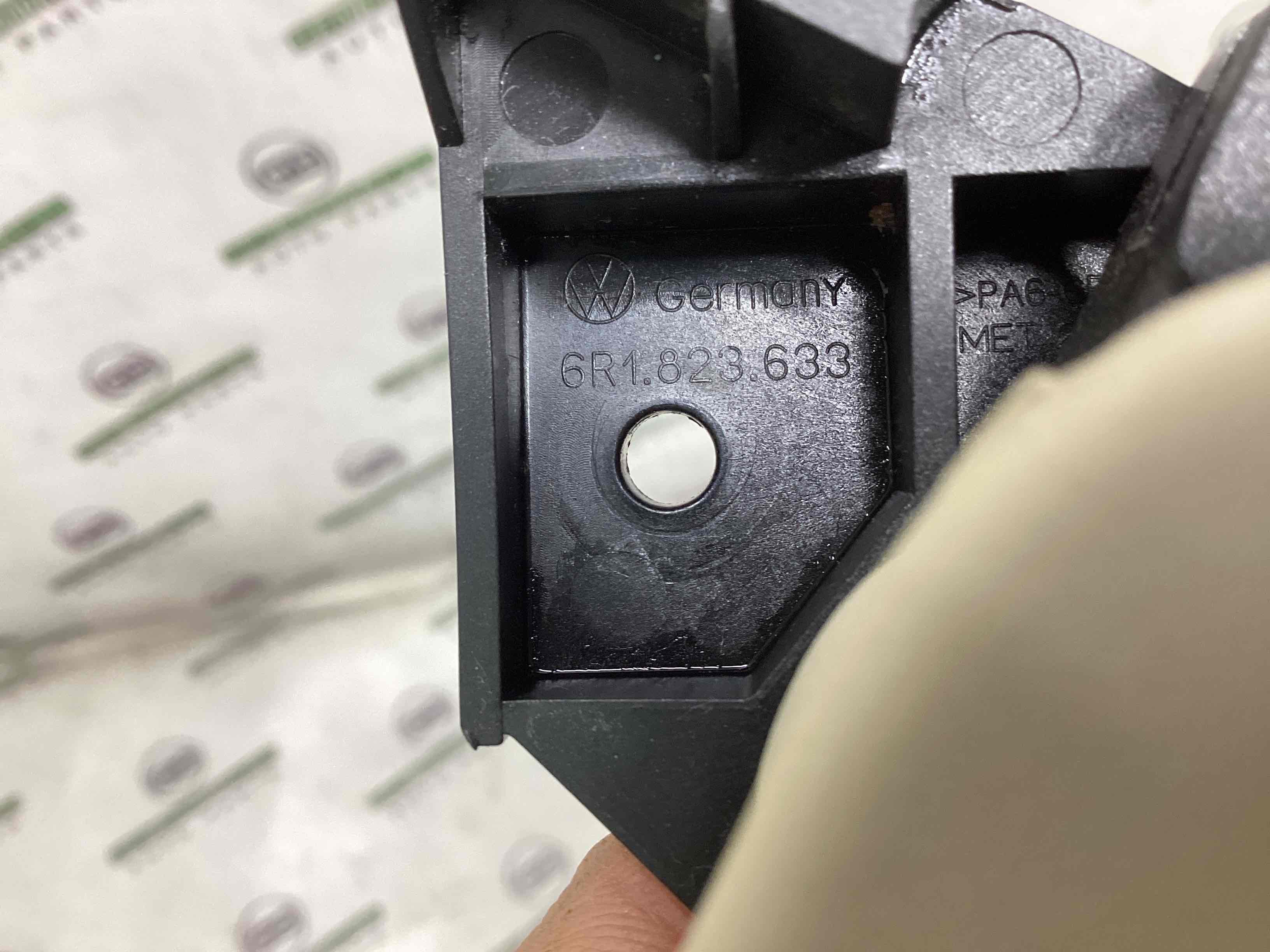 Ручка відкривання капота