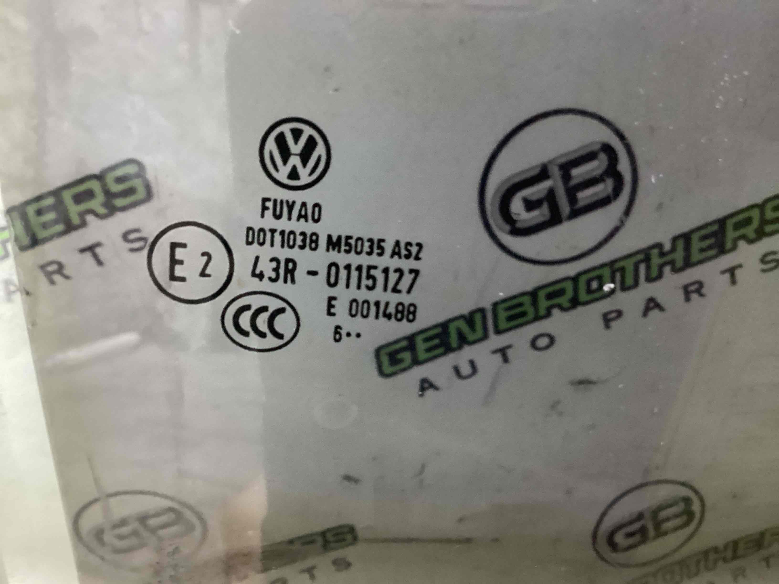 Скло заднє праве