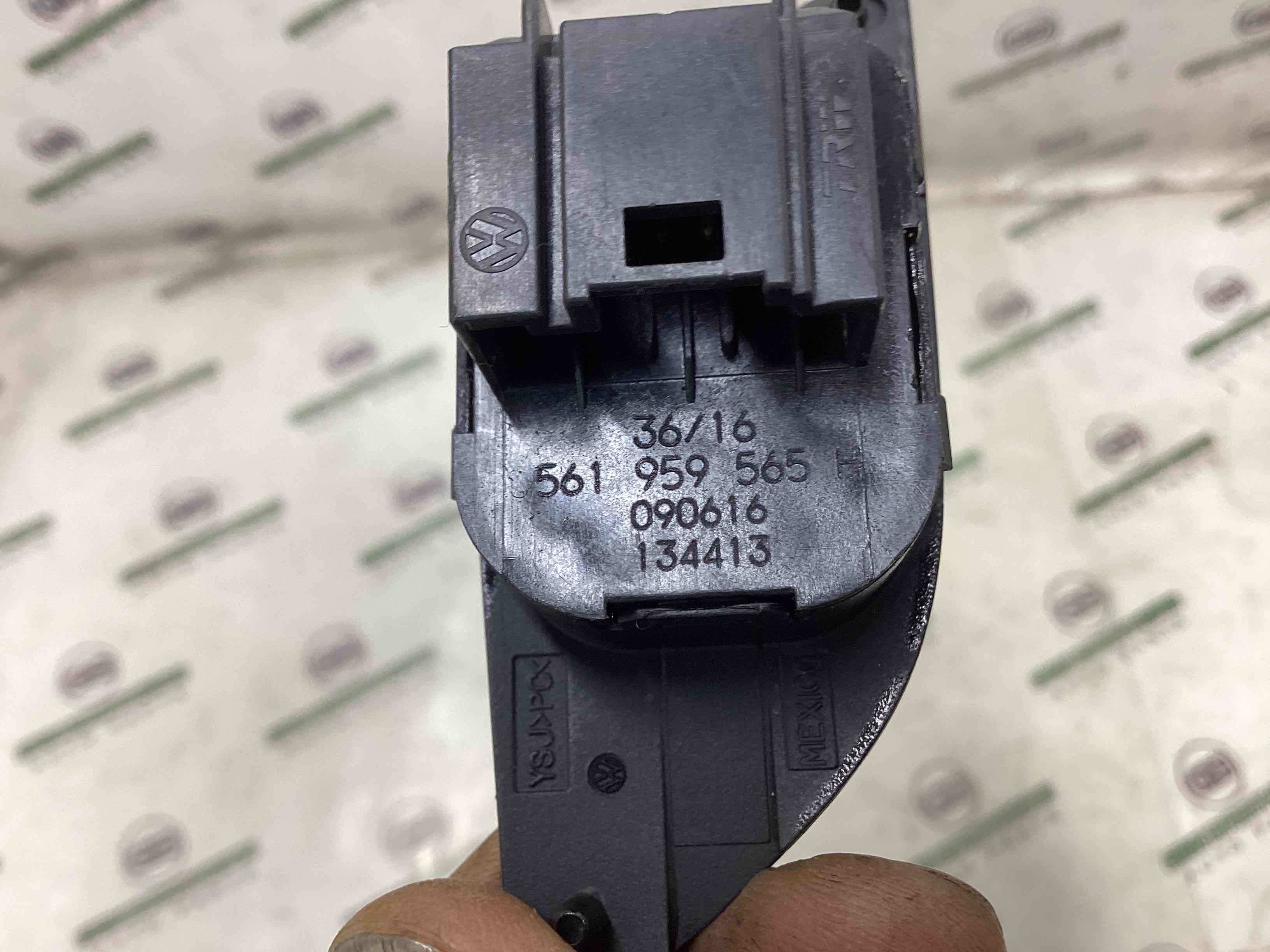 Кнопка регулювання дзеркал