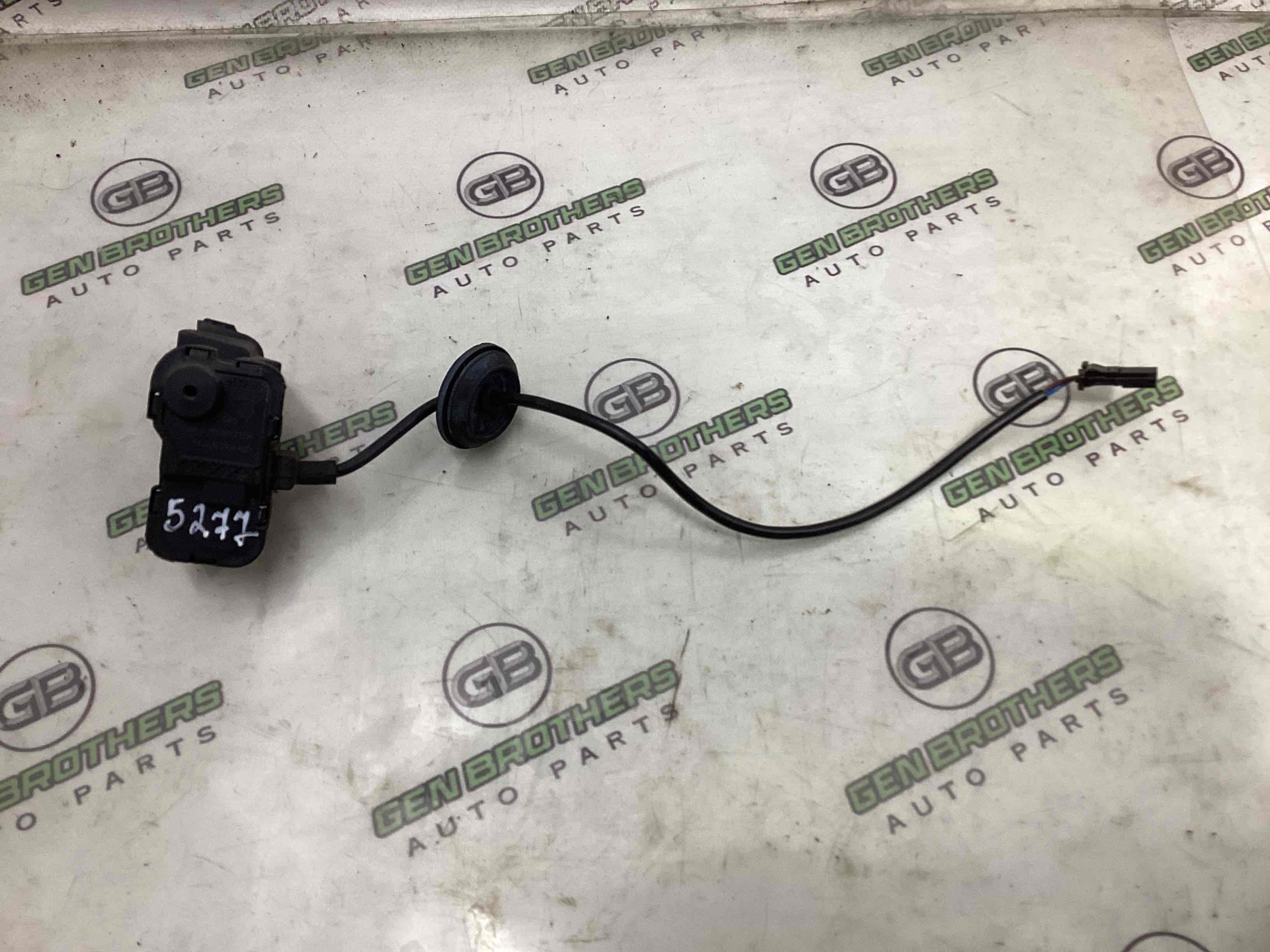 Замок лючка бензобака