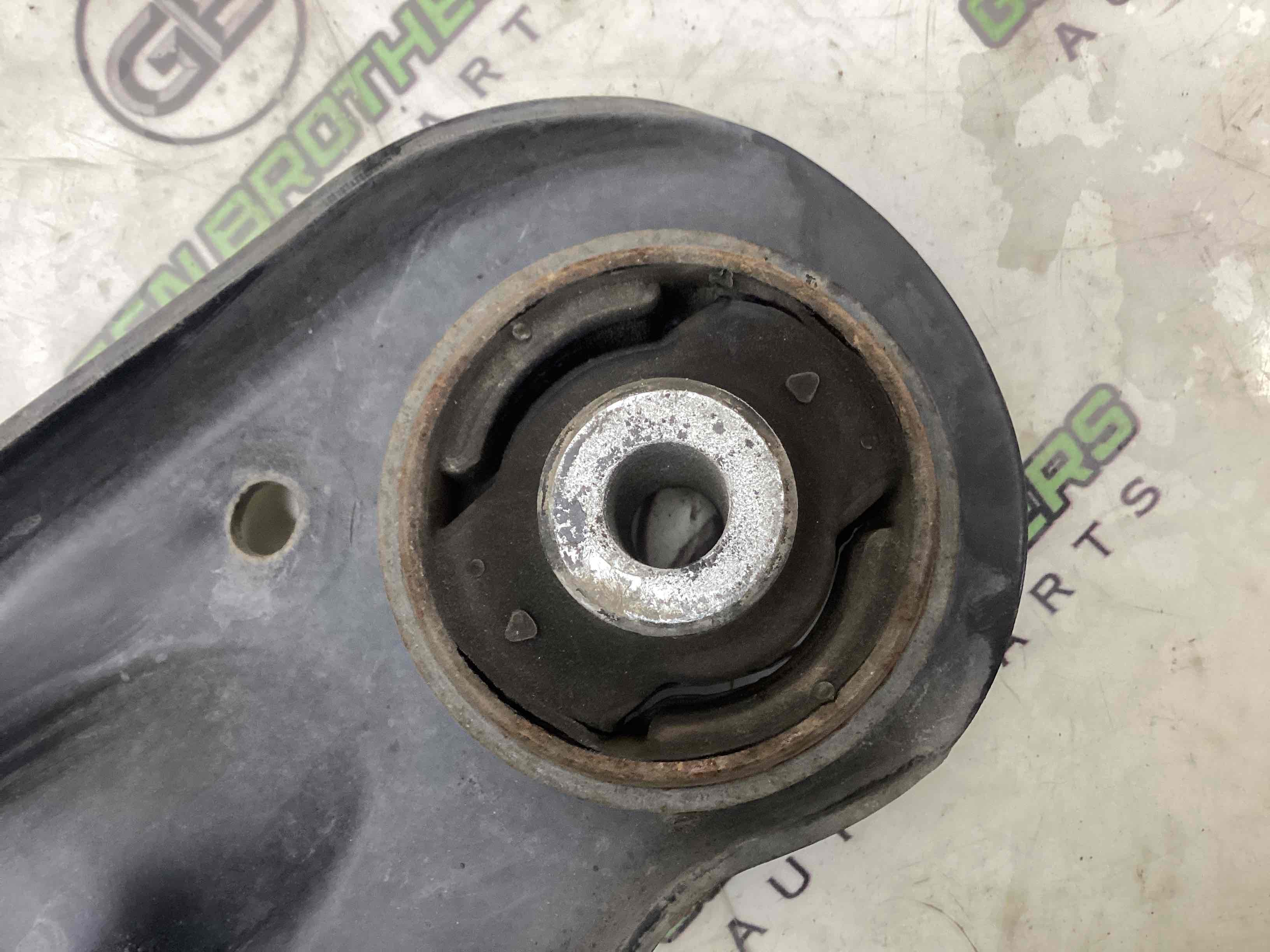 Важіль передній правий