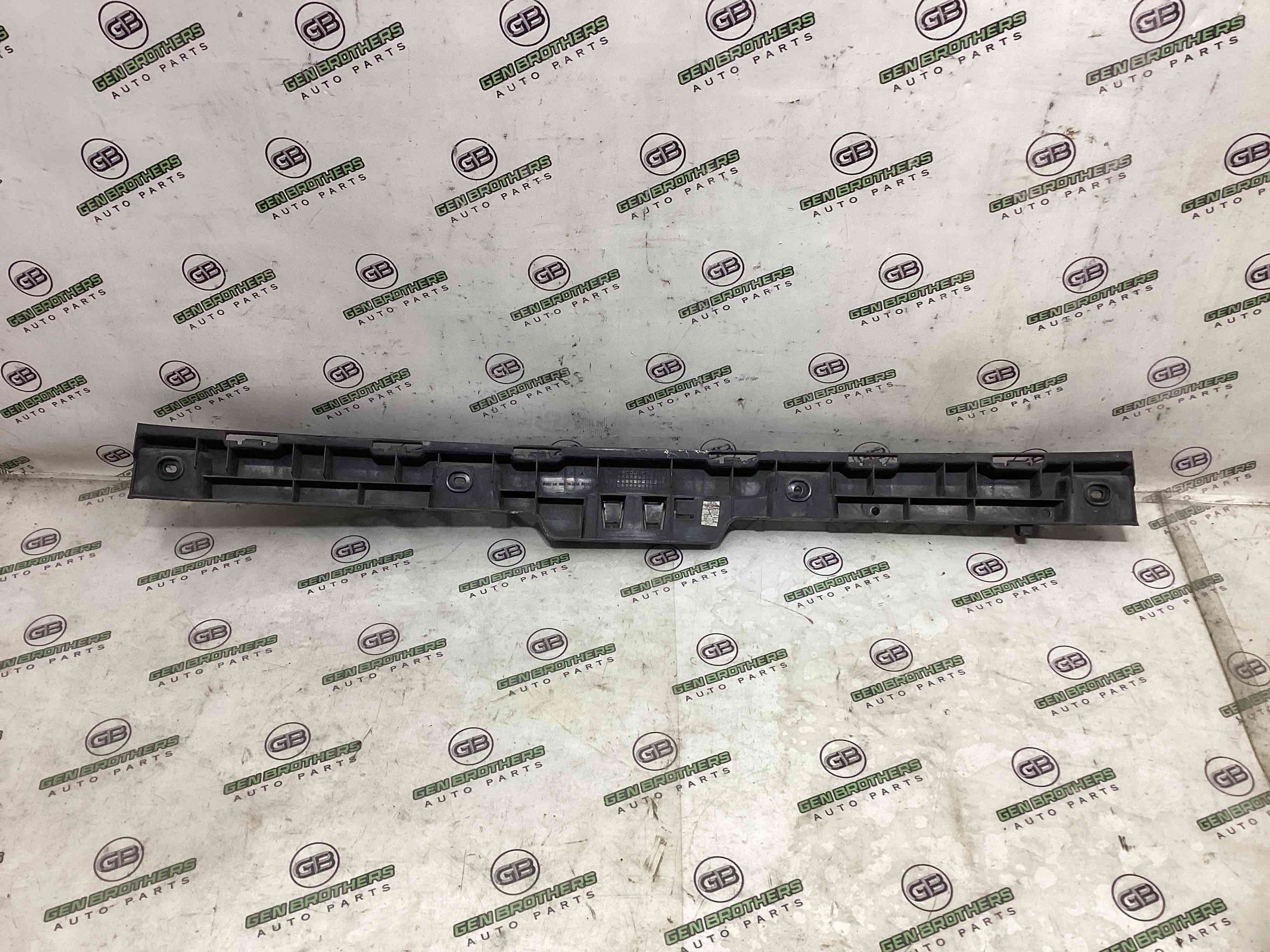 Кріплення заднього бампера центральне