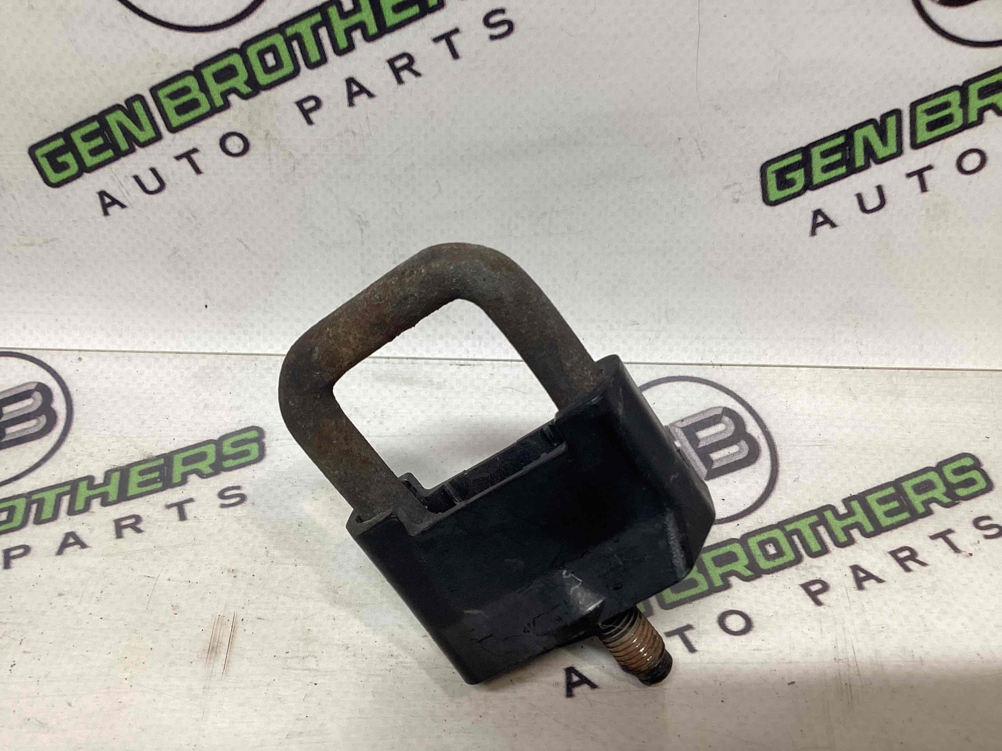 Петля капота, кронштейн капота