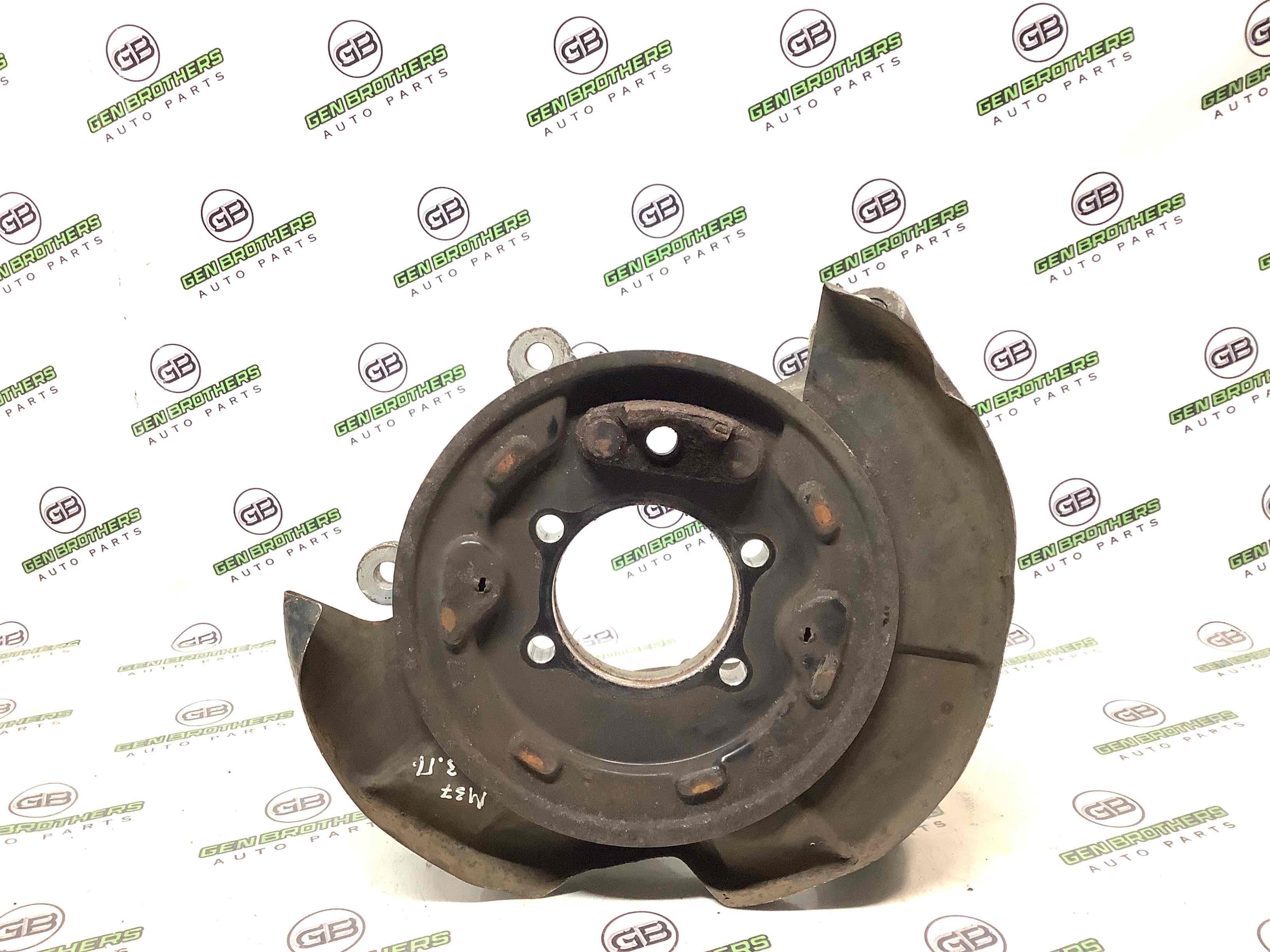 Кулак задній правий