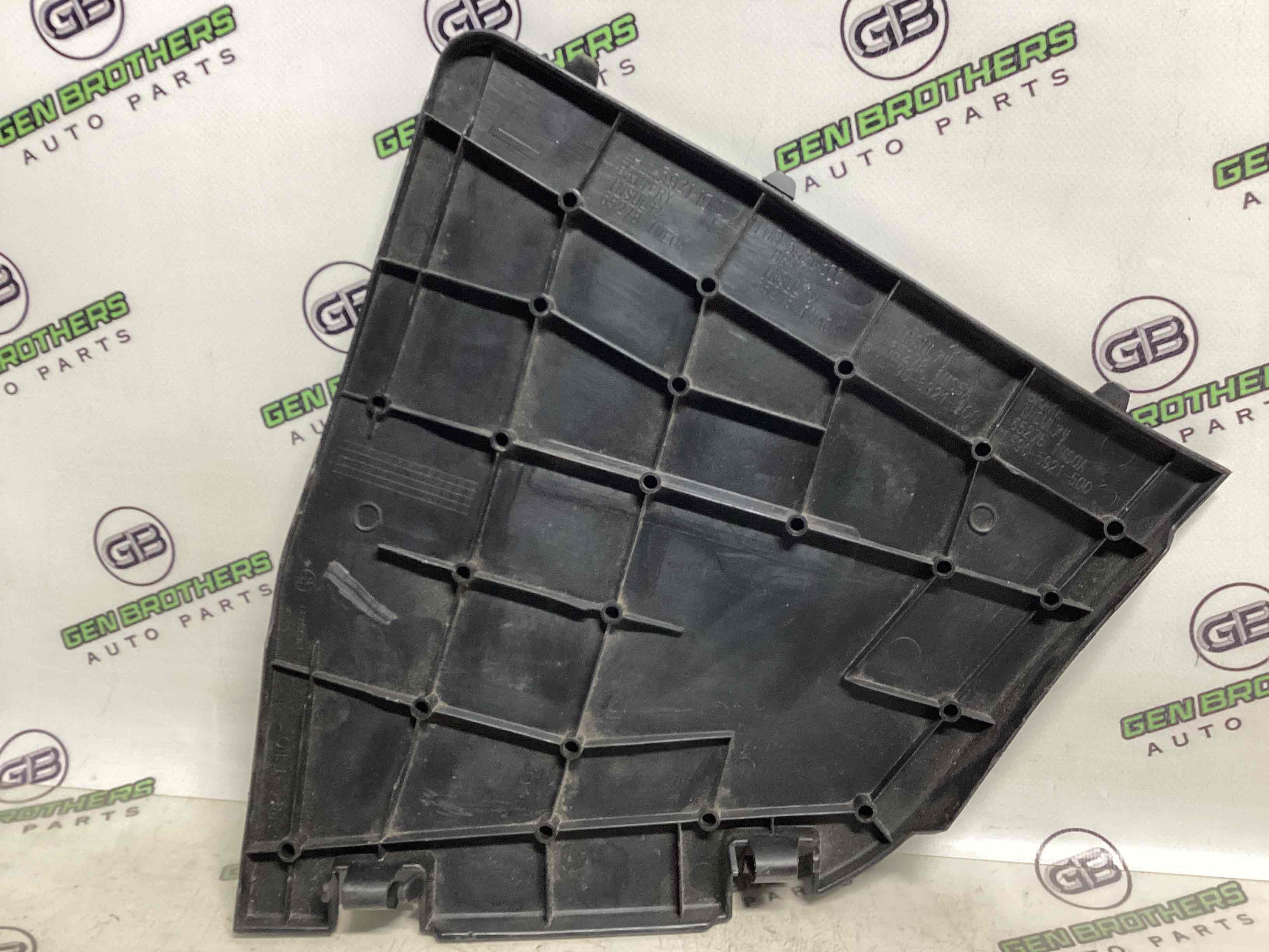 Пластик моторного відсіку