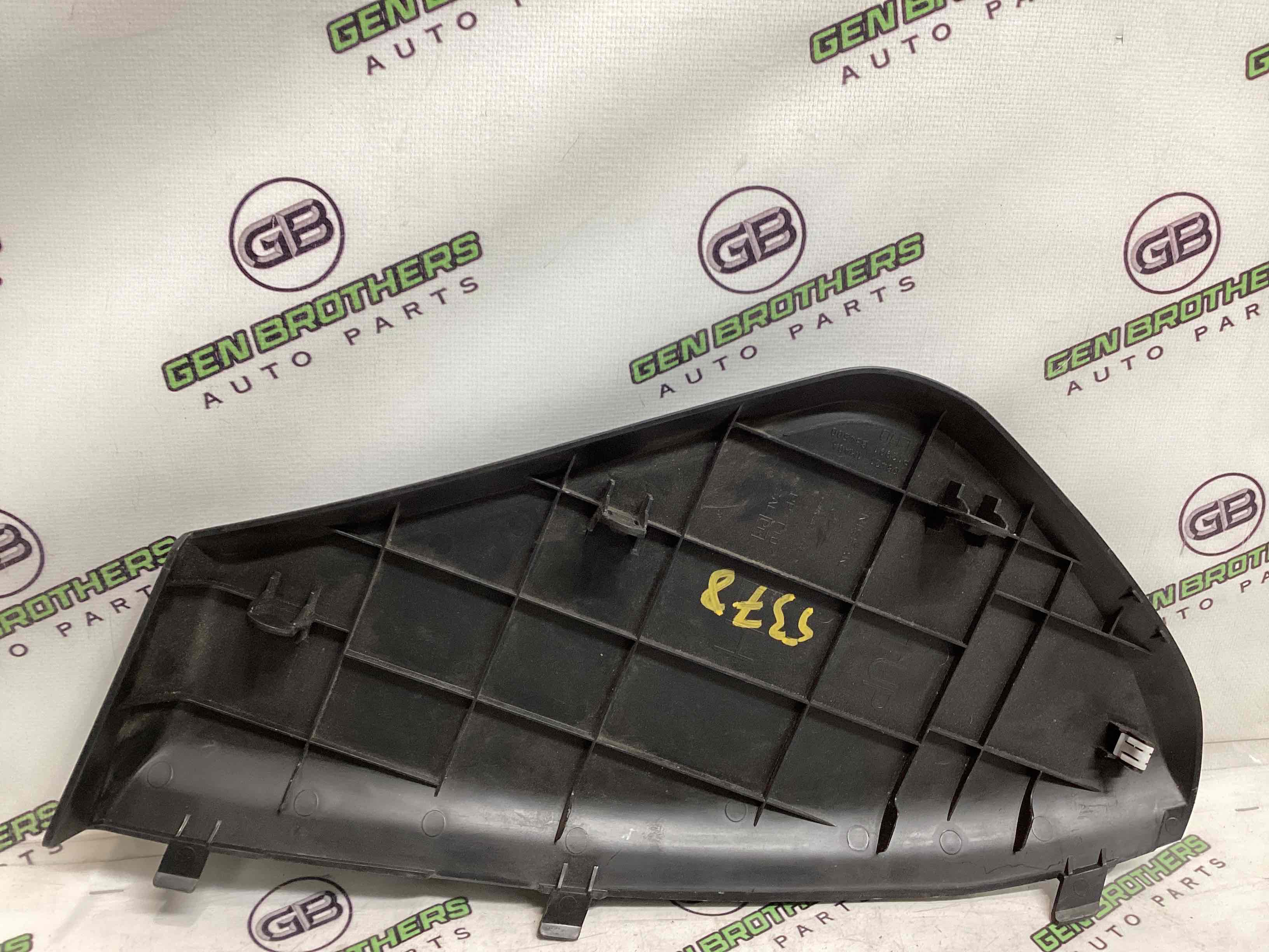 Обшивка панелі приладів торпедо