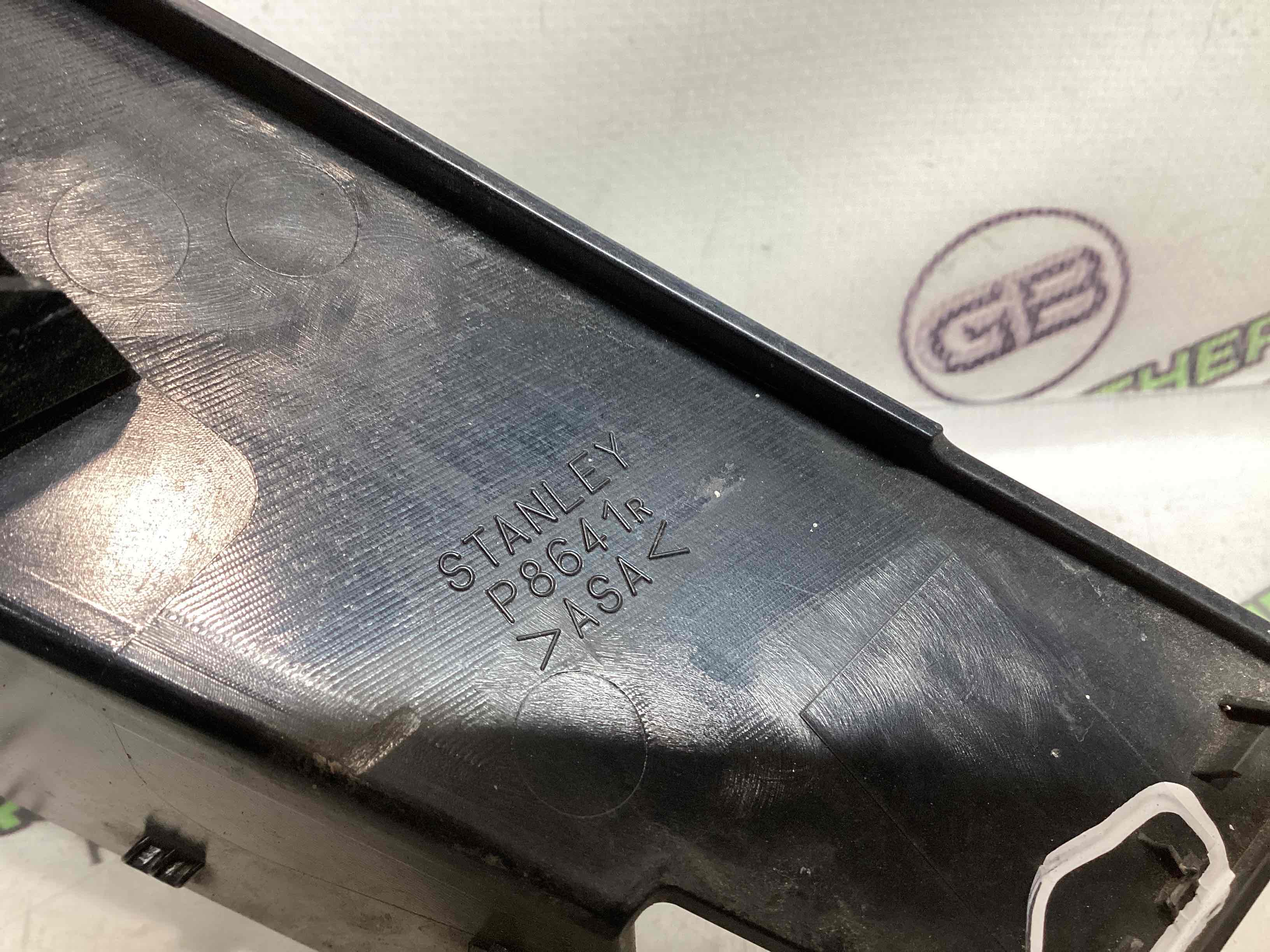 Накладка заднього ліхтаря