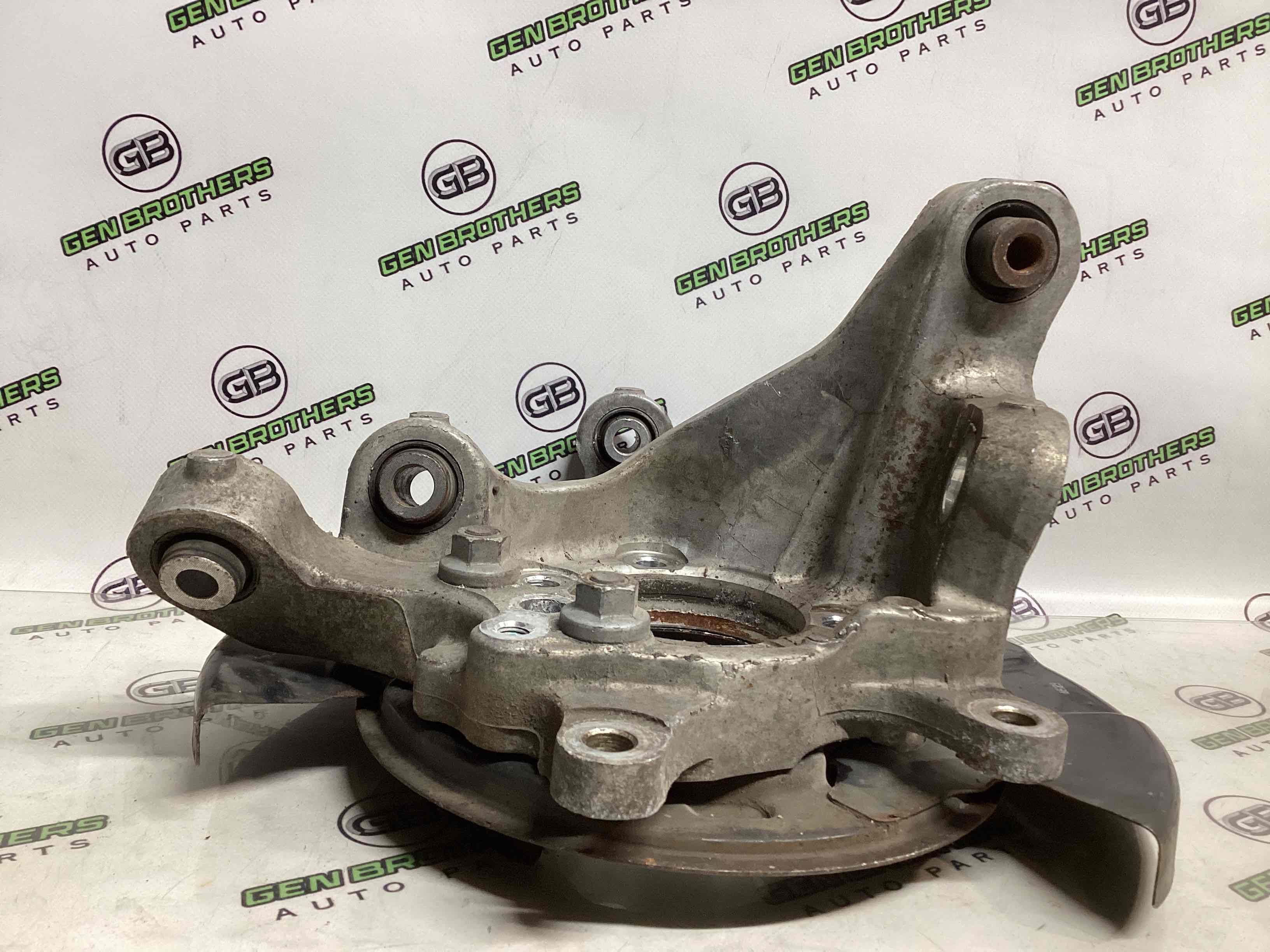 Кулак задній лівий