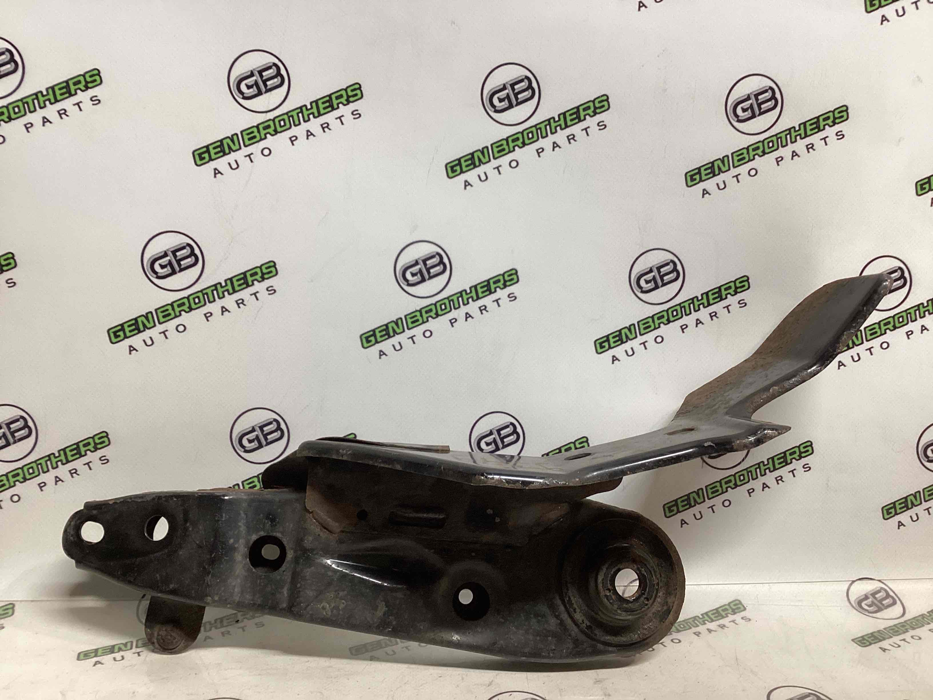 Кронштейн заднього підрамника