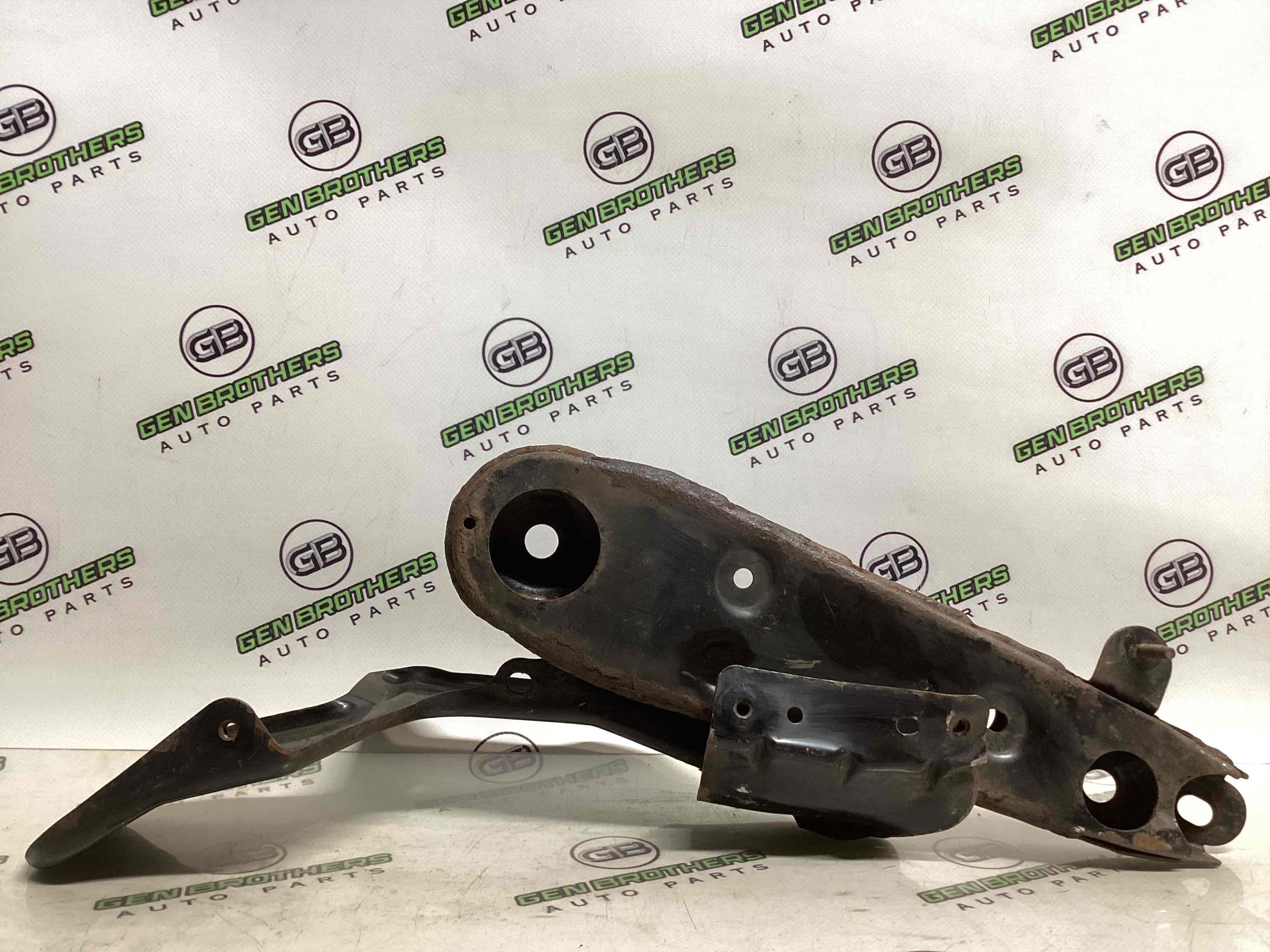 Кронштейн заднього підрамника