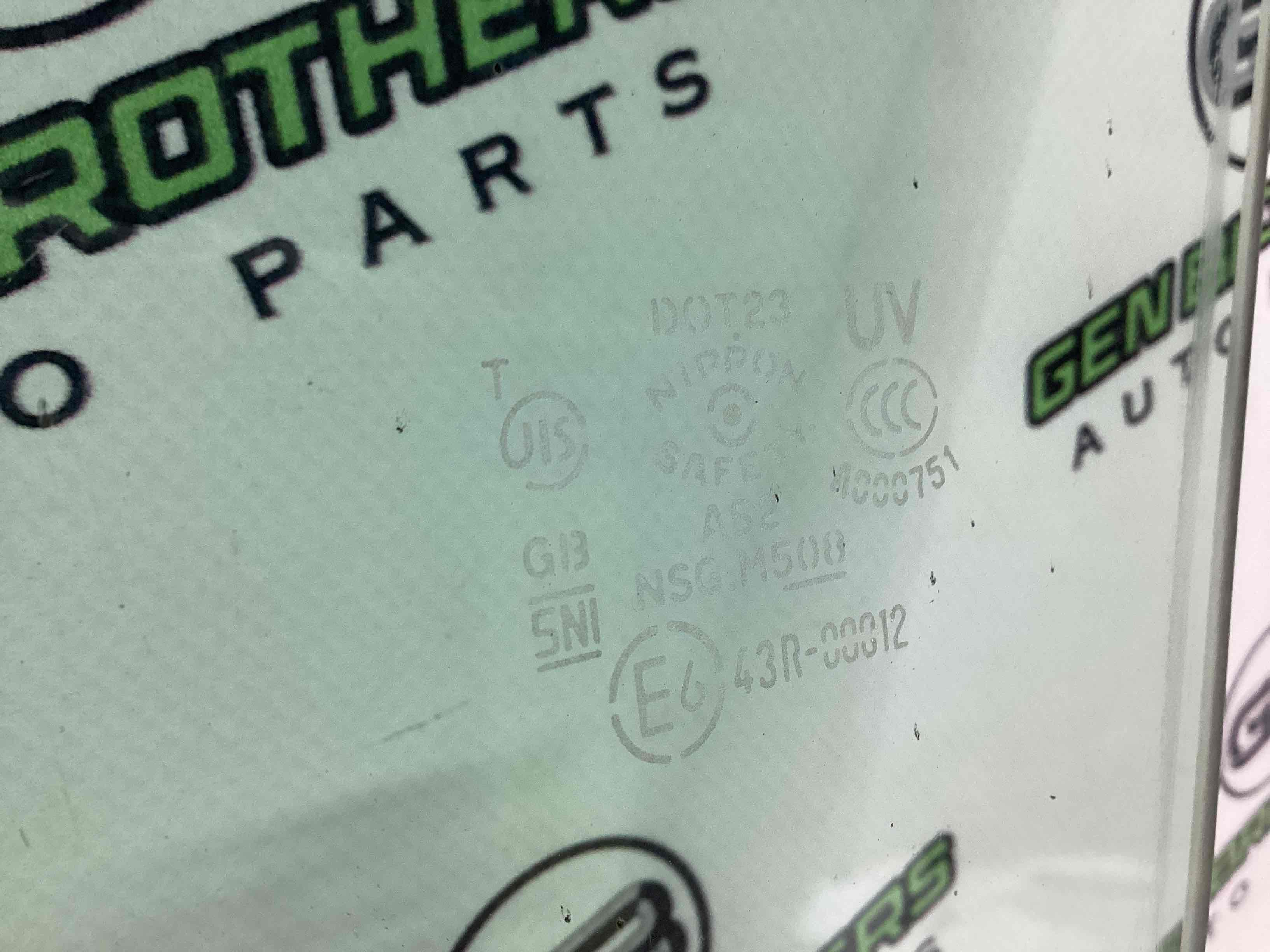 Скло переднє праве