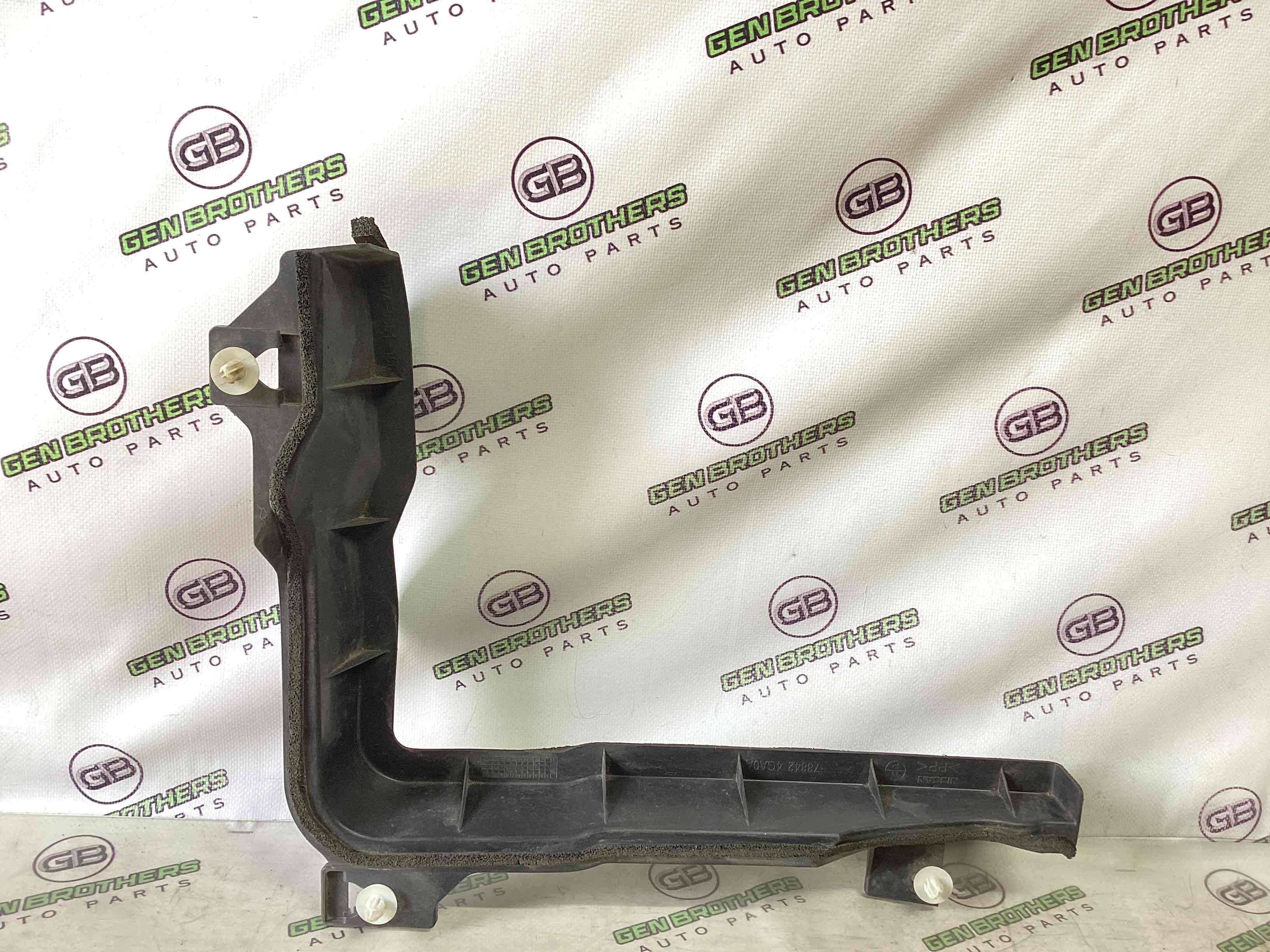 Кріплення заднього бампера праве