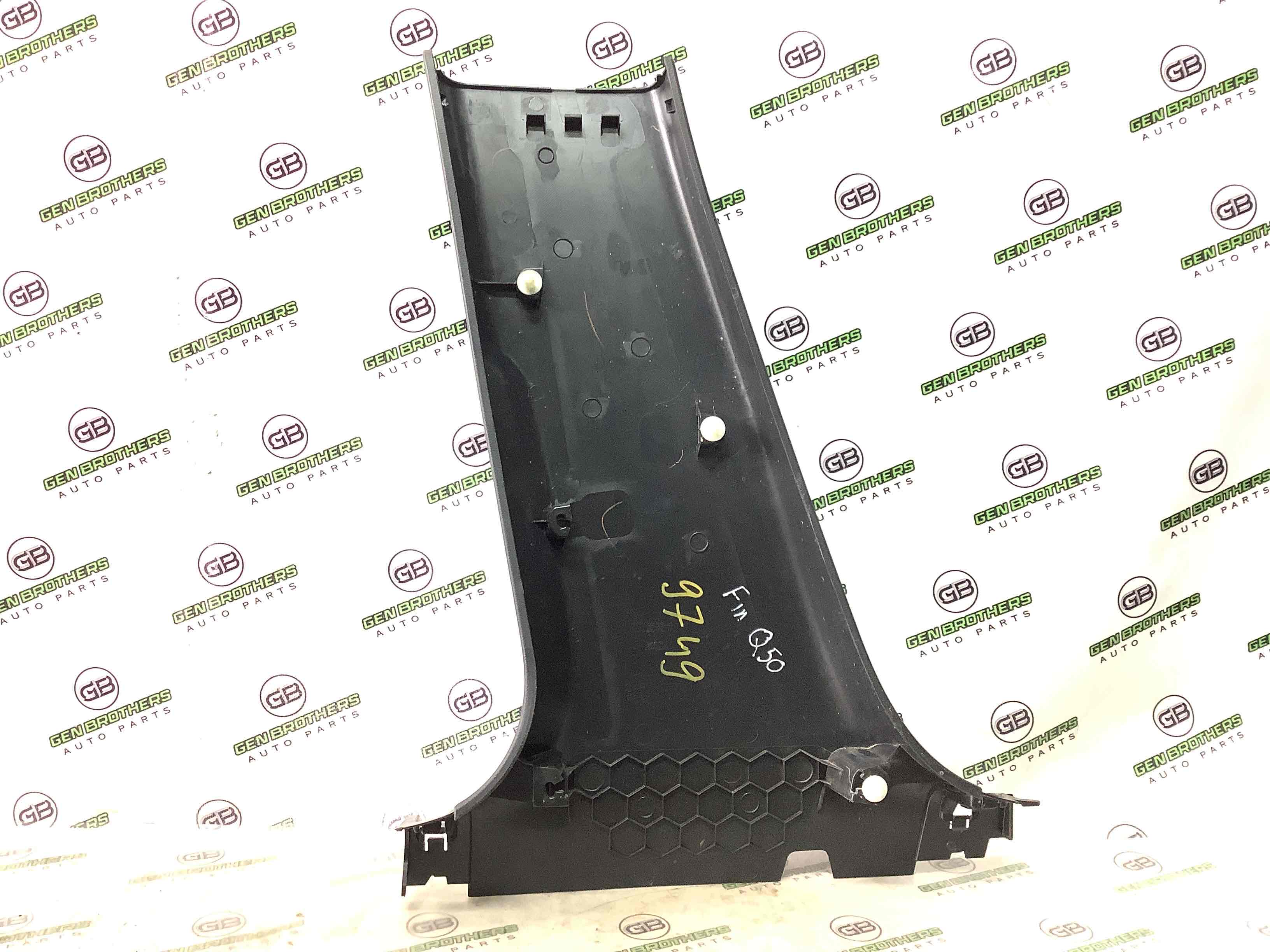 Обшивка центральної стійки права