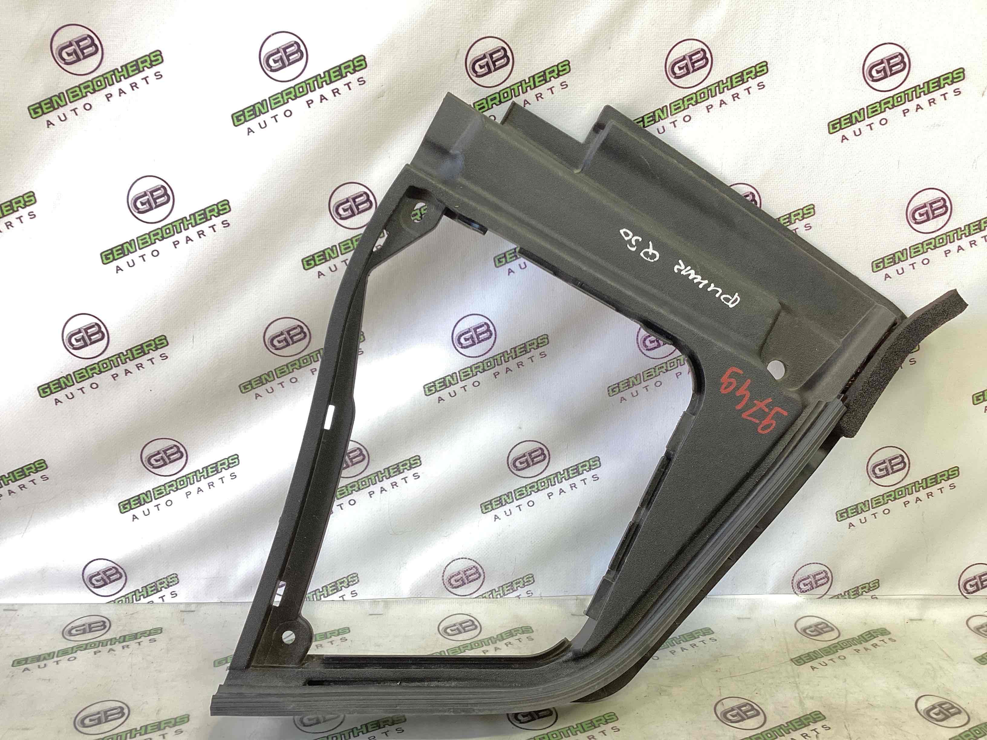 Пластик моторного відсіку